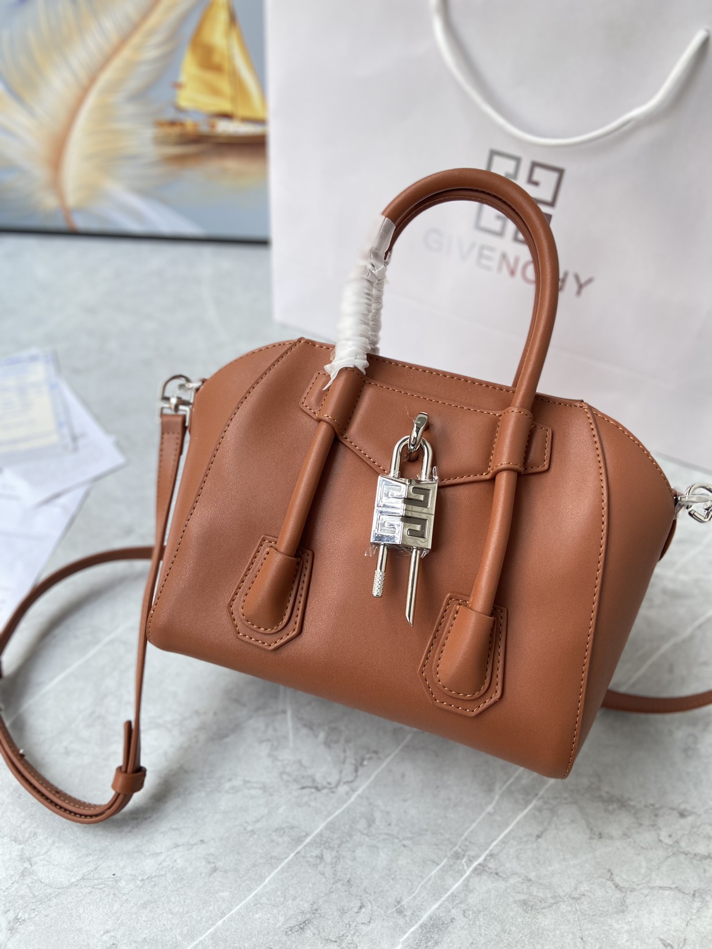 Gucci 新款手提包• MINI ANTIGONA LOCK BAG IN BOX LEATHER 法国 BOX皮