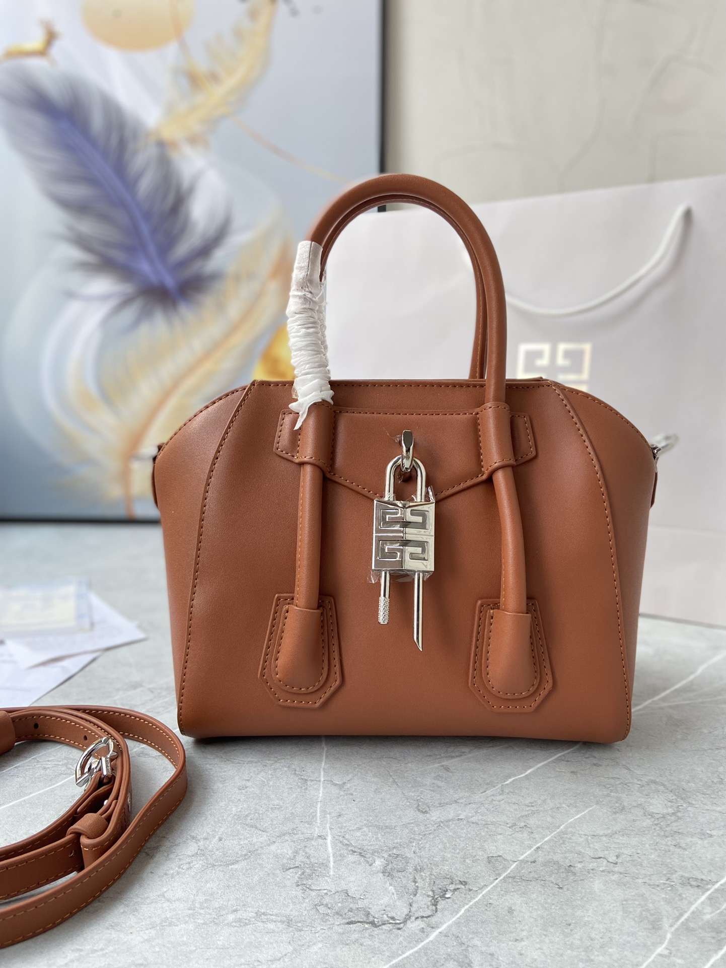 Gucci 新款手提包• MINI ANTIGONA LOCK BAG IN BOX LEATHER 法国 BOX皮