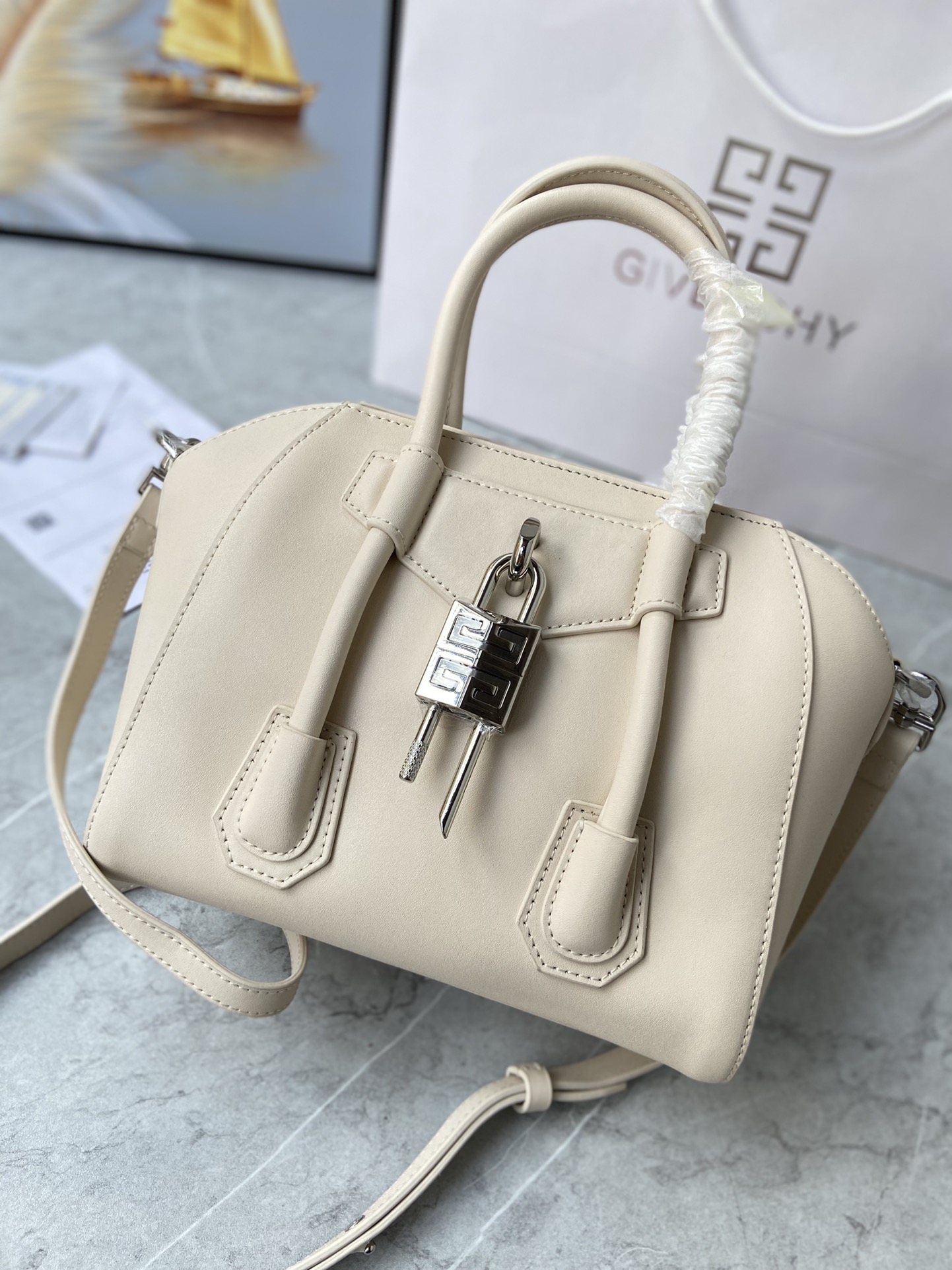 Gucci 新款手提包• MINI ANTIGONA LOCK BAG IN BOX LEATHER 法国 BOX皮