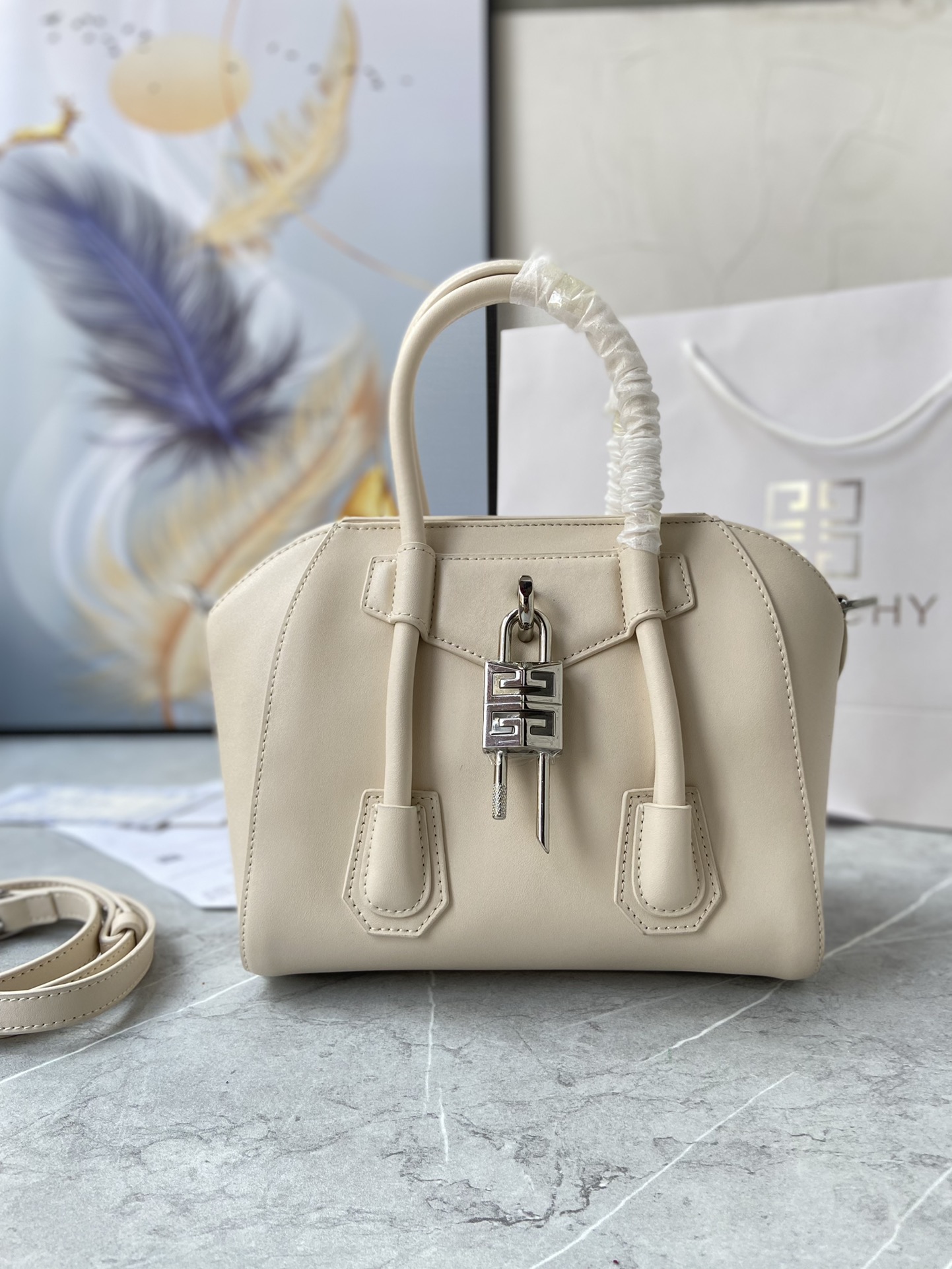 Gucci 新款手提包• MINI ANTIGONA LOCK BAG IN BOX LEATHER 法国 BOX皮