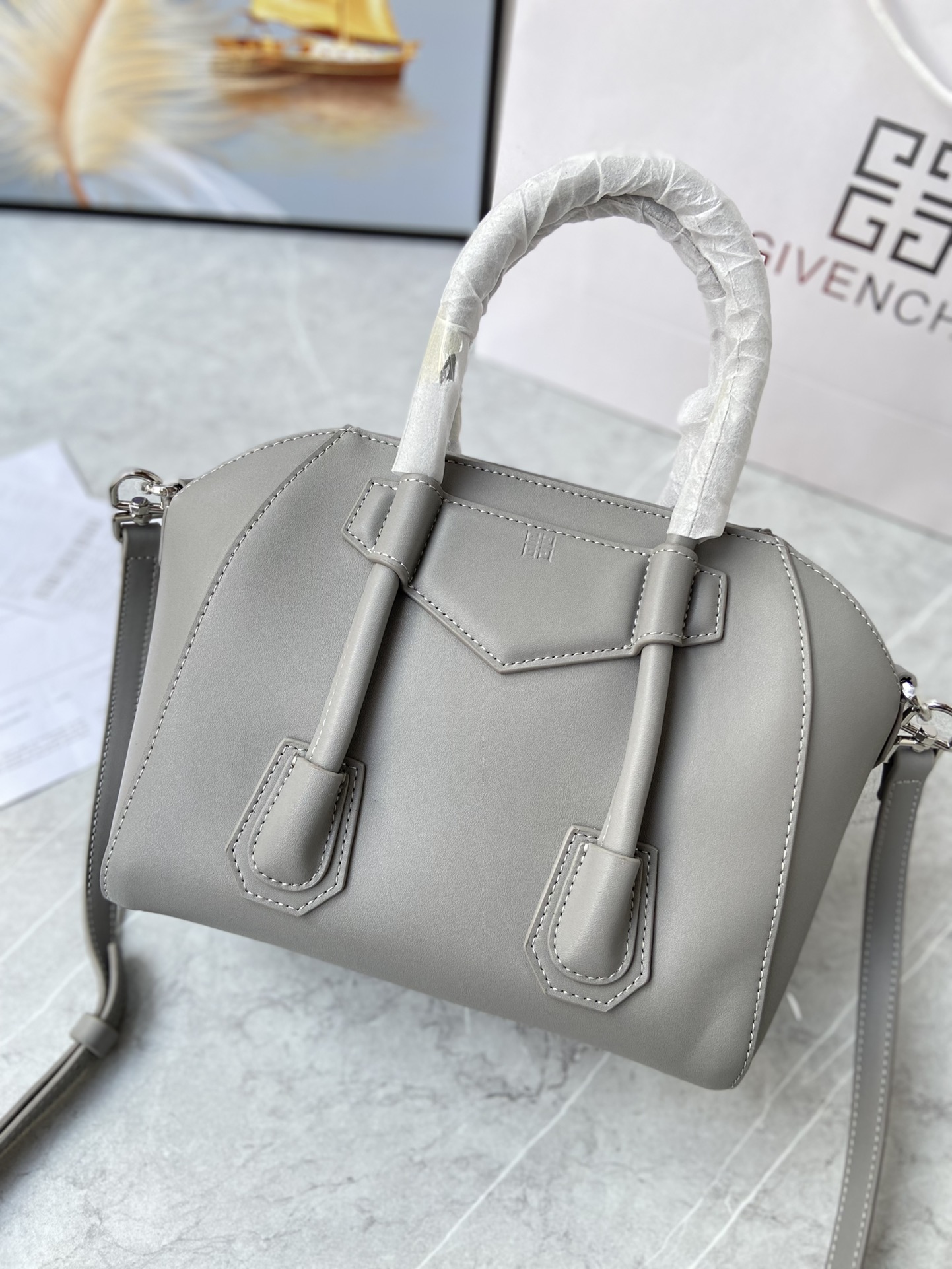 Gucci 新款手提包• MINI ANTIGONA LOCK BAG IN BOX LEATHER 法国 BOX皮