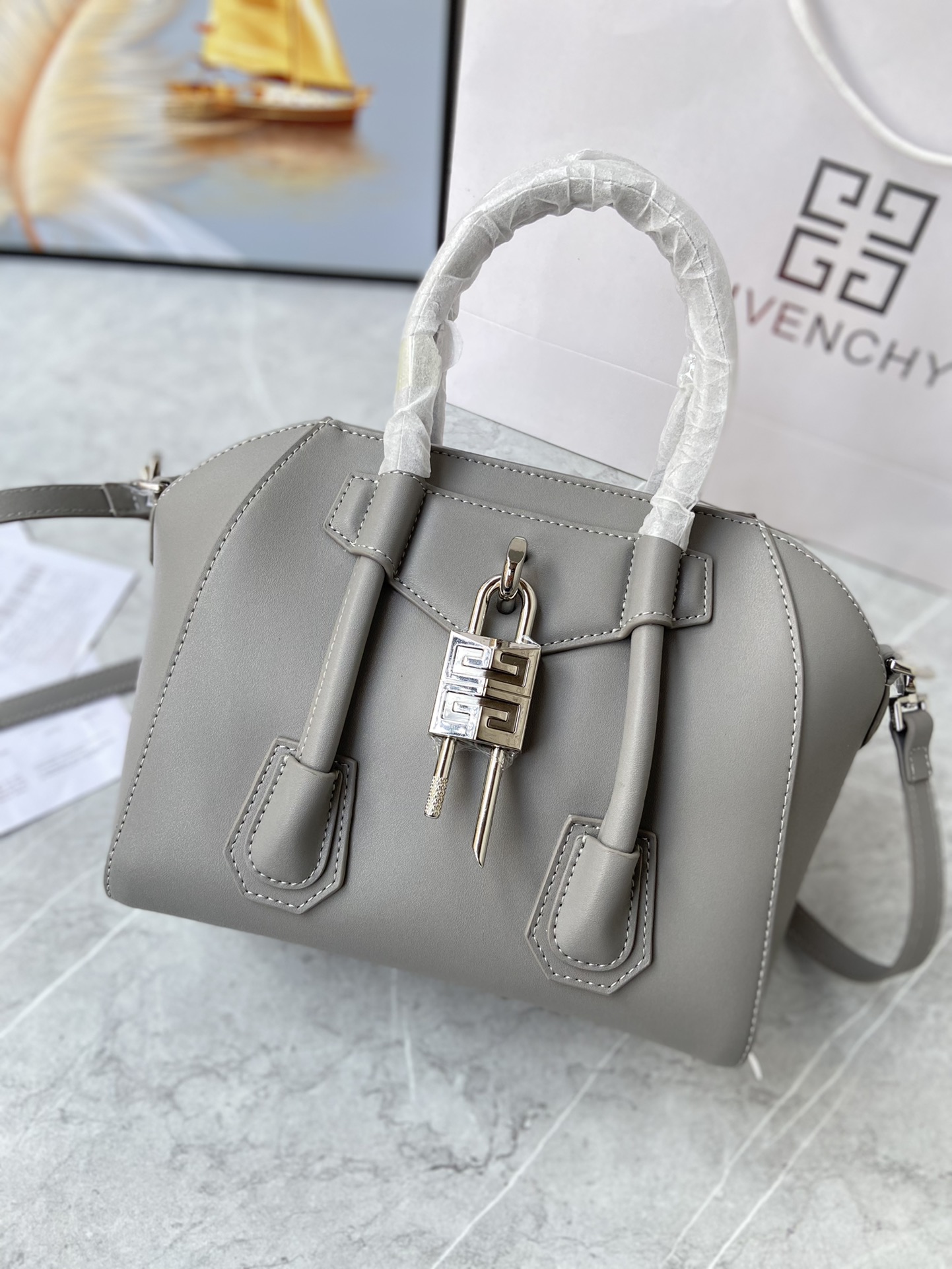 Gucci 新款手提包• MINI ANTIGONA LOCK BAG IN BOX LEATHER 法国 BOX皮