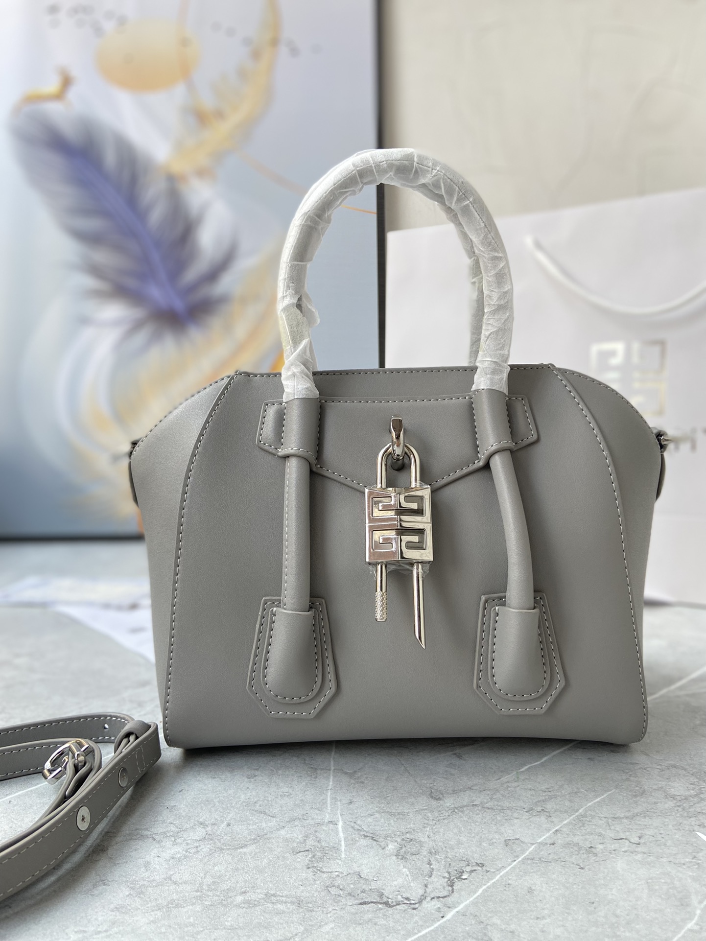 Gucci 新款手提包• MINI ANTIGONA LOCK BAG IN BOX LEATHER 法国 BOX皮