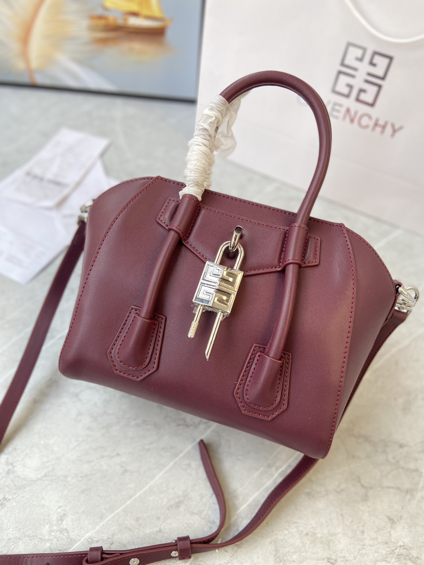 Gucci 新款手提包• MINI ANTIGONA LOCK BAG IN BOX LEATHER 法国 BOX皮