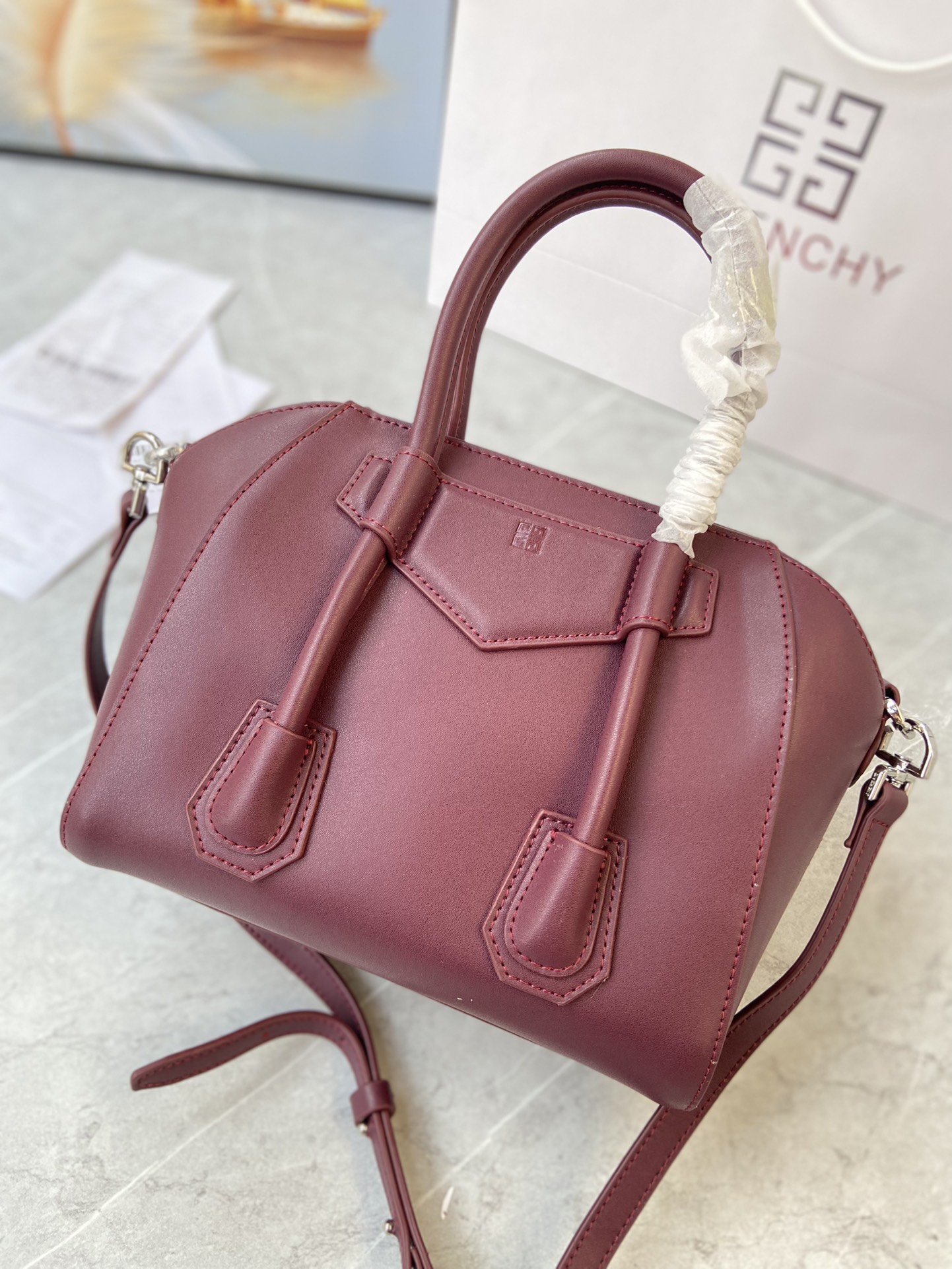 Gucci 新款手提包• MINI ANTIGONA LOCK BAG IN BOX LEATHER 法国 BOX皮