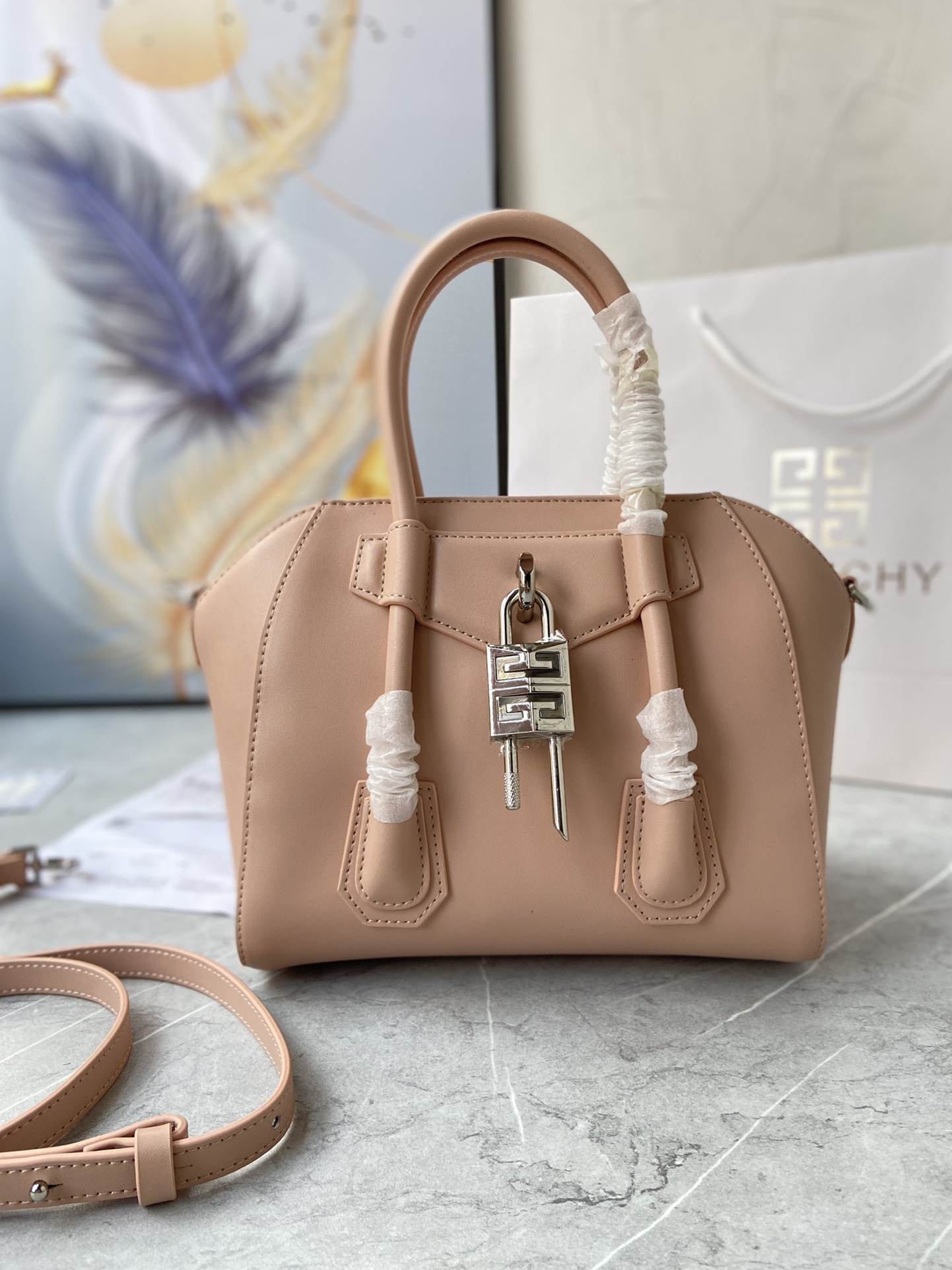 Gucci 新款手提包• MINI ANTIGONA LOCK BAG IN BOX LEATHER 法国 BOX皮