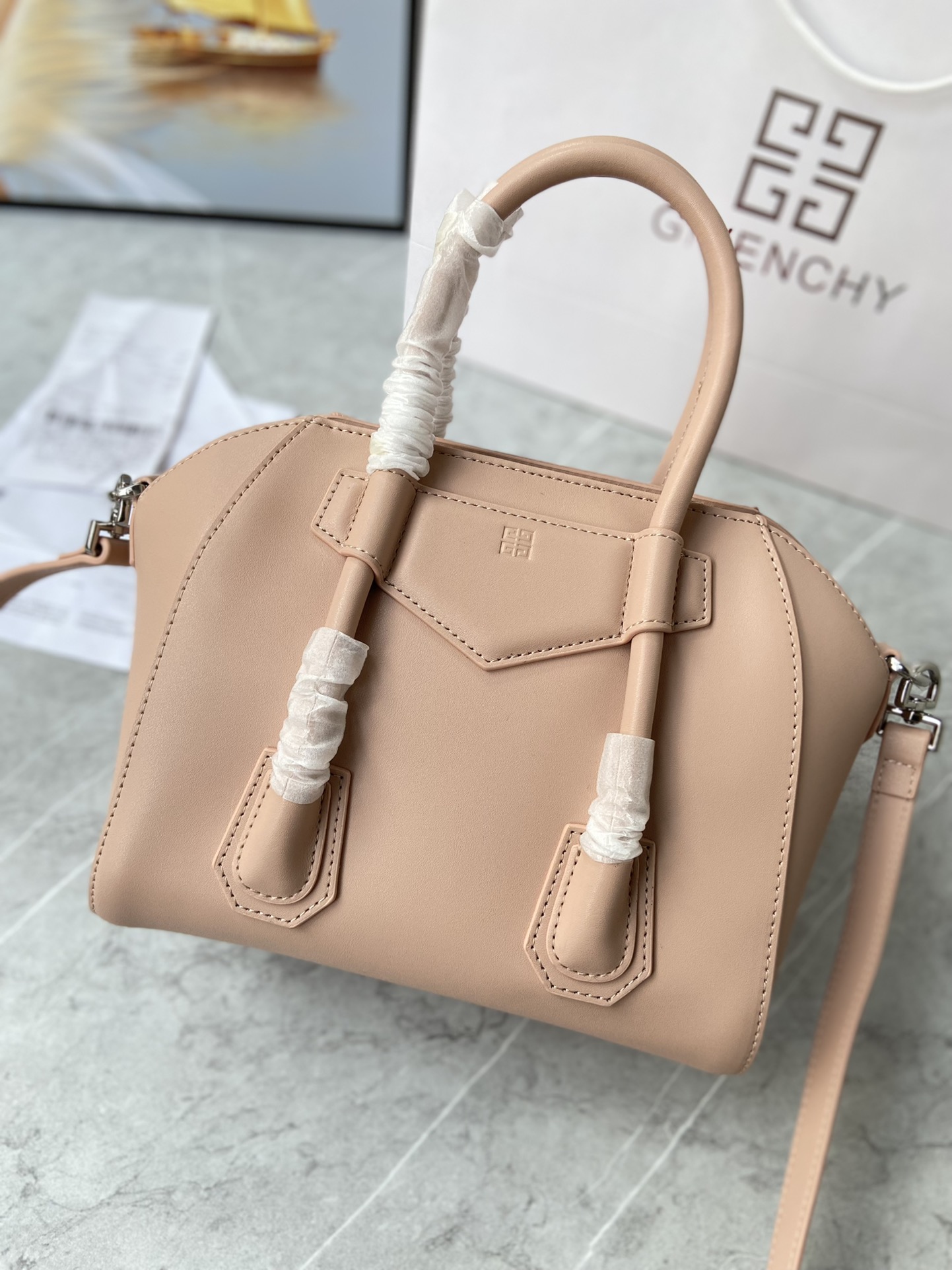 Gucci 新款手提包• MINI ANTIGONA LOCK BAG IN BOX LEATHER 法国 BOX皮