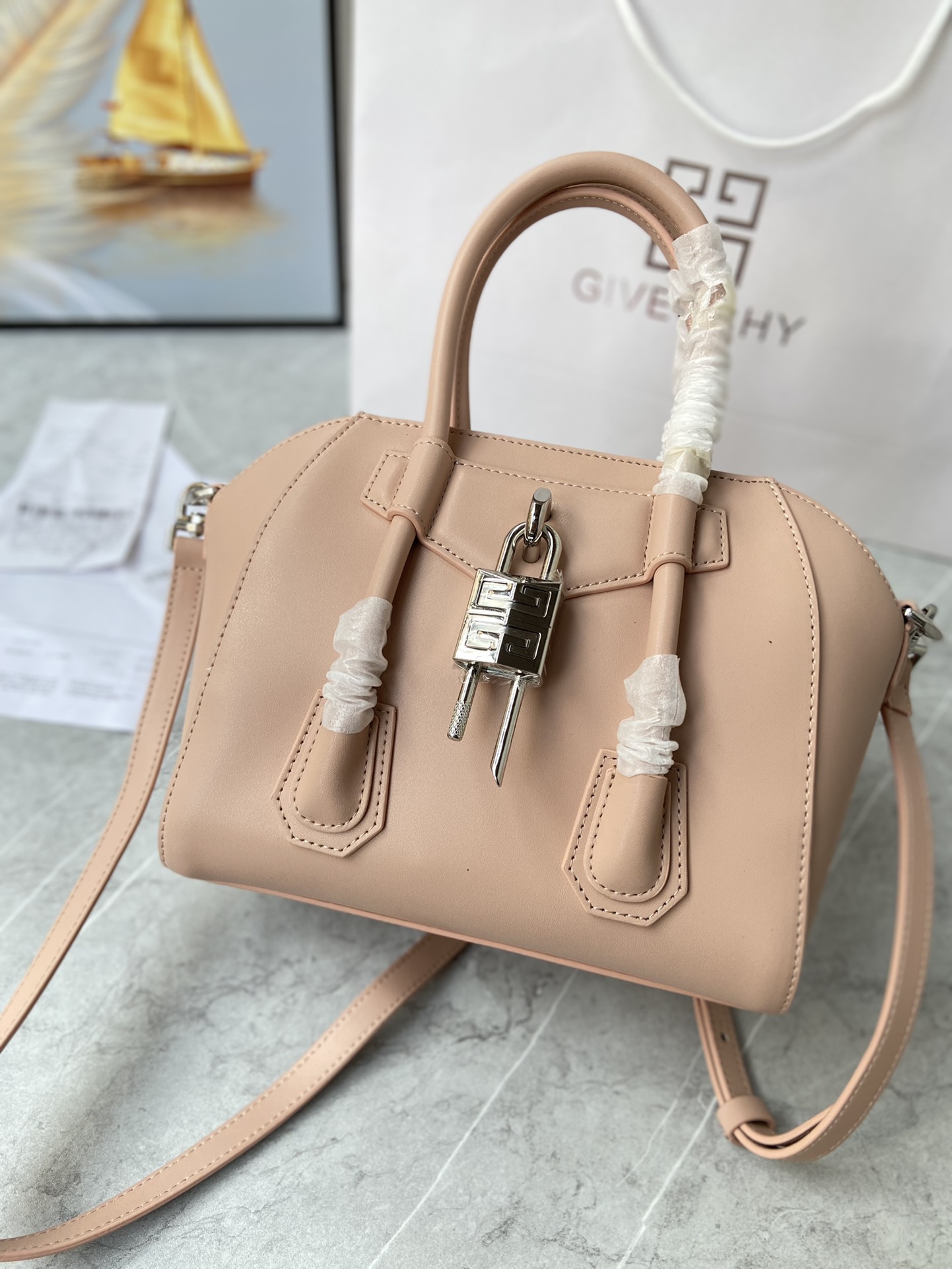 Gucci 新款手提包• MINI ANTIGONA LOCK BAG IN BOX LEATHER 法国 BOX皮