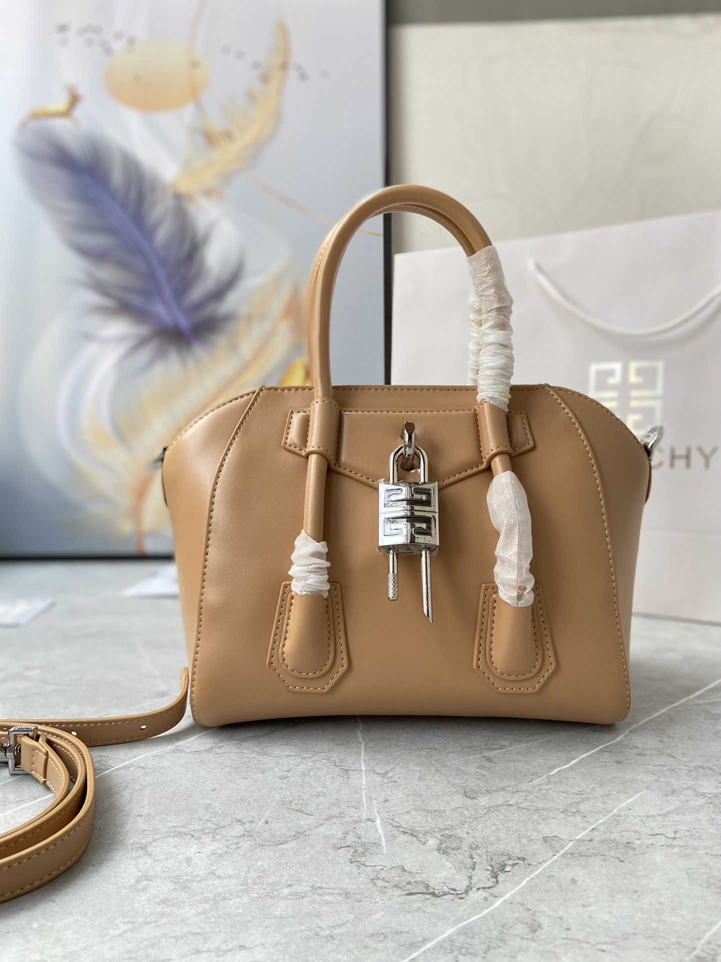 Gucci 新款手提包• MINI ANTIGONA LOCK BAG IN BOX LEATHER 法国 BOX皮