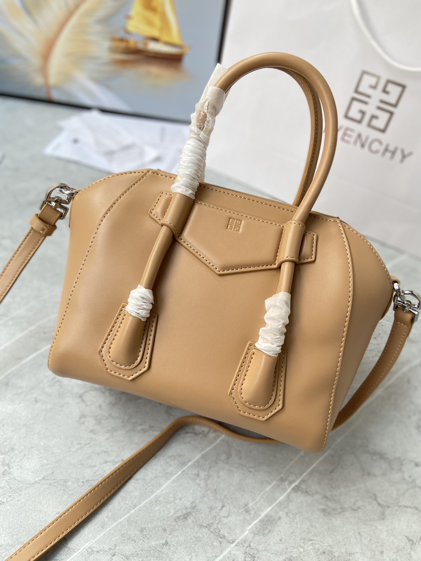 Gucci 新款手提包• MINI ANTIGONA LOCK BAG IN BOX LEATHER 法国 BOX皮