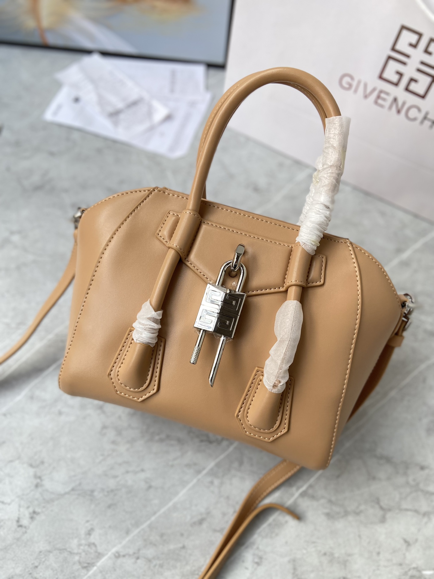 Gucci 新款手提包• MINI ANTIGONA LOCK BAG IN BOX LEATHER 法国 BOX皮