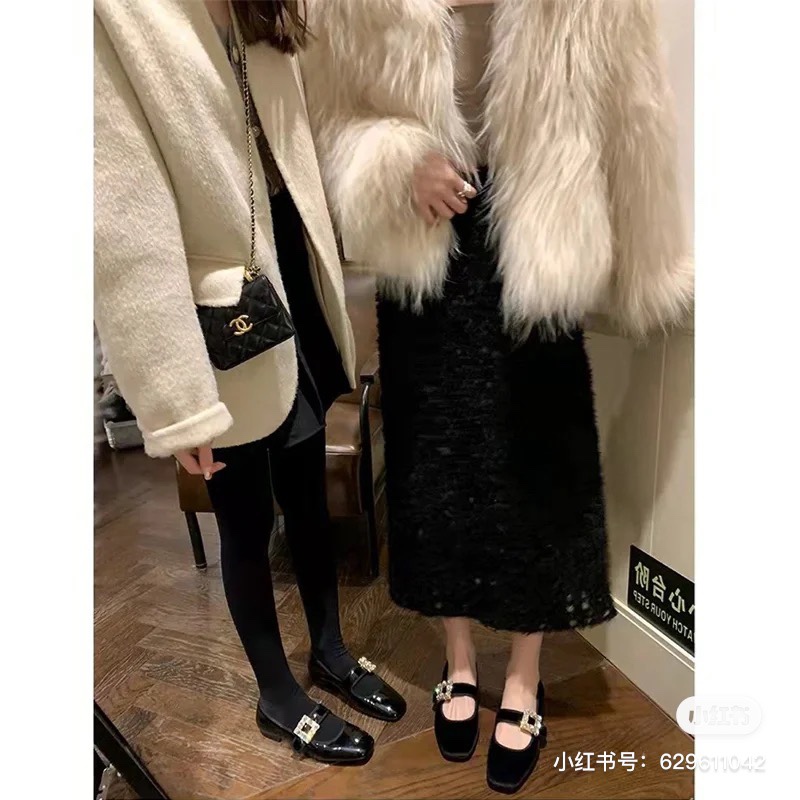 NO:616829,* | The main product of the counter is the catwalk poster style Mary Jane series. The uppers are original imported patent leather and calfskin, silk suede!  Private model A-level diamond buckle!   Specific water-dyed first-layer sheepskin lining, full-grain water-dyed sheepskin for feet. Outsole original imported Italian printed genuine leather outsole. Shoe size: 35-40 40 customized. Thick heel 4.5cm / flat bottom, single shoes Mary Jane, mary jane, cowhide, sheepskin, real silk, Leather soles19860909* |  专柜主打走秀海报款玛丽珍系列 鞋面原版进口漆皮胎牛皮面,真丝绒面！私模A级奥钻扣！  内里内里特定水染头层羊皮,垫脚全粒面水染羊皮 大底原版进口意大利印刷真皮大底 鞋码:35-40 40定做 粗跟4.5cm /平底,单鞋玛丽珍,mary jane,cowhide,sheepskin,real silk,Leather soles,Women's Shoes