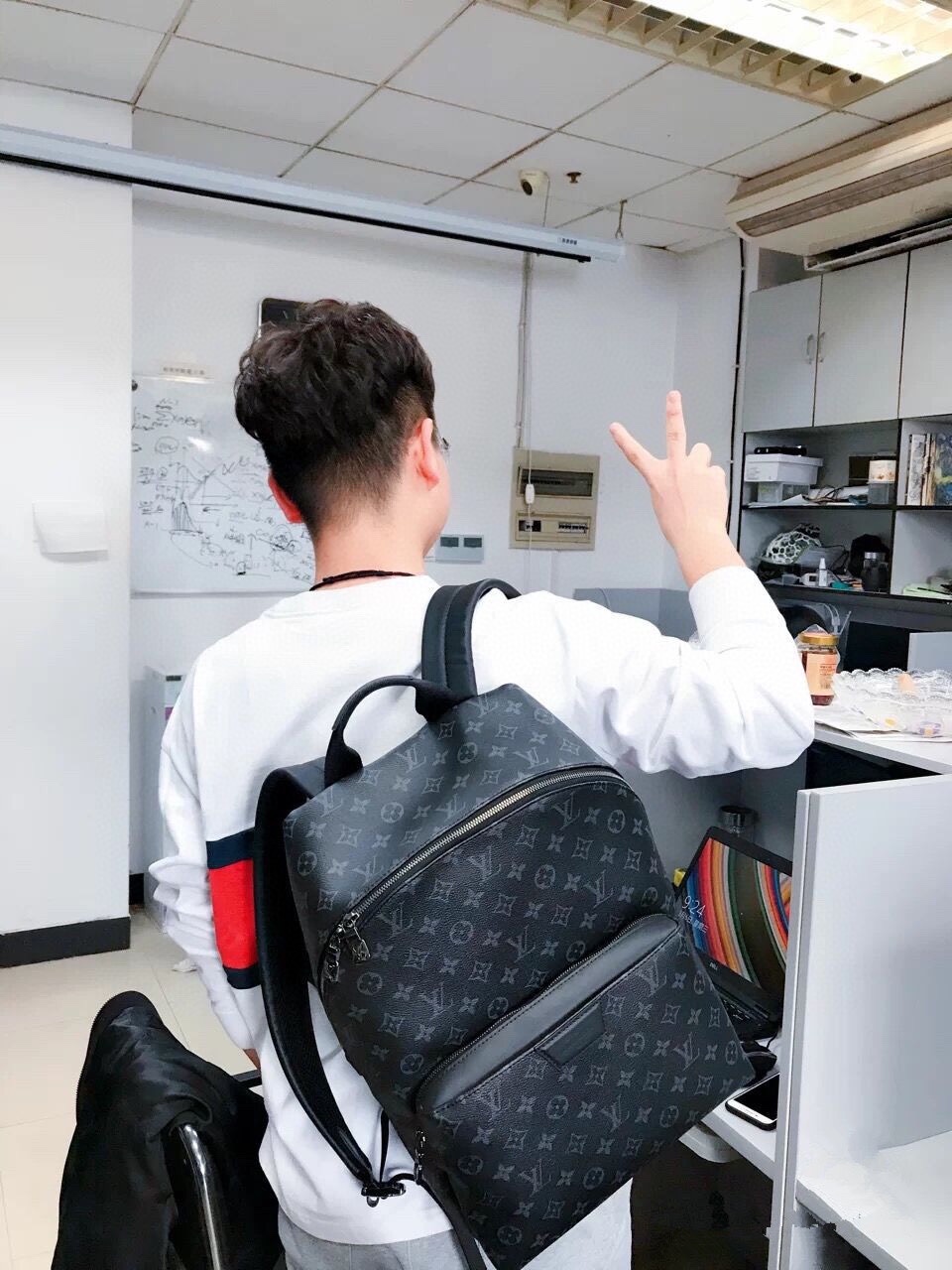 NO:584097,Upper body effect...!  !  Many celebrities have the same style, LV [top original order], louis vuitton19860909上身效果...！！ 好多明星同款,LV【顶级原单】,louis vuitton,Bag