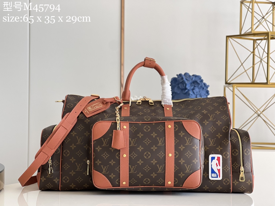 NO:398205,【Exclusive real shot M45794】Keepall Trio Pocket travel bag is from the LVxNBA SEASON 2 capsule series, which is paired with Monogram canvas with imprinted basketball texture leather trim. Zippered outer compartment and spacious main compartment to easily store sports equipment. The leather corners and rivets of the compartment greet the brand's traditional hard box design. Detailed features 65 x 35 x 29 cm (length x height x width) z.1250 [Warm reminder this model is too big and does not match the packaging!  】,LV【Original Skin】,louis vuitton19860909【独家实拍M45794】Keepall Trio Pocket 旅行袋出自 LVxNBA SEASON 2 胶囊系列,为 Monogram 帆布搭配压印篮球纹理的皮革饰边.拉链外隔层和宽敞主隔层轻松收纳运动装备,隔层的皮革边角和铆钉致意品牌传统硬箱设计. 详细特征65 x 35 x 29 厘米 (长度 x 高 x 宽) z.1250【温馨提示此款太大,不配包装！】,LV【原厂皮】,louis vuitton,Bag