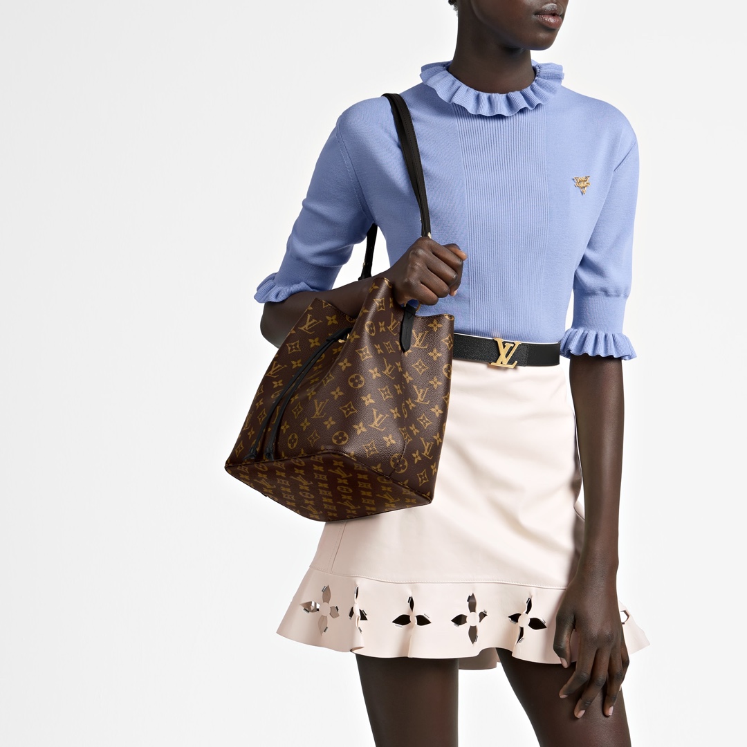 Lv黑色水桶 💰240 独家高端礼盒装.
升级后的Ⅳ水桶包品质更好质感版型正.
规格:26*25*16cm
诞生于1932年的 LV Noe系列是最古老的水桶包之一这种最初为装香槟酒瓶而设计的可爱形状.直被不同的设计师演绎到现在Noe以全新的Neonoe水桶包重回大家的视野可爱实用得不像话.而最最经典的老花款式.更是火爆至极.一度成为女星和时尚达人们的出街新宠.