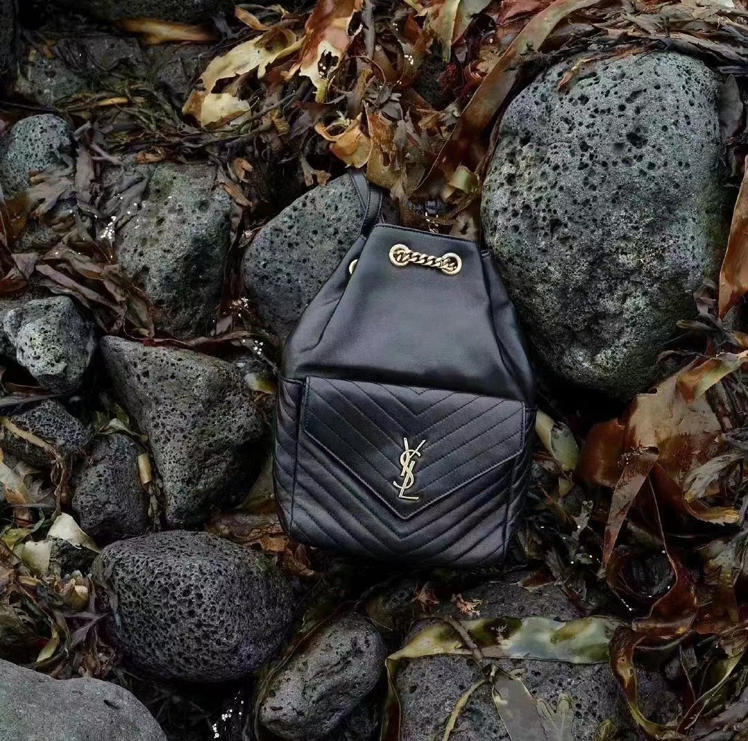 Saint laurent Ysl 𝐉𝐨𝐞 𝐛𝐚𝐜𝐤𝐩𝐚𝐜𝐤 “V”型绗缝双肩包 672609黑色