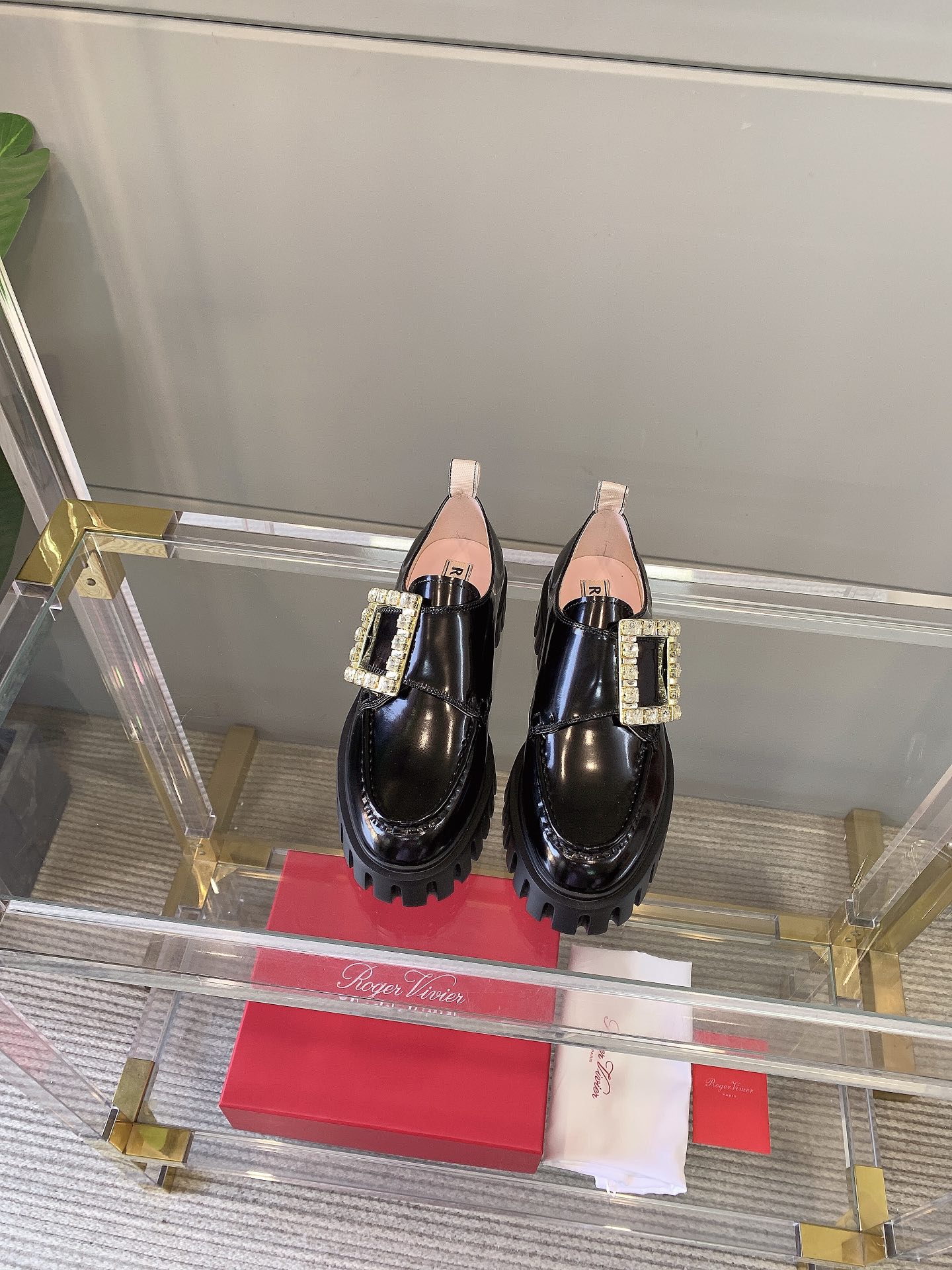 NO:460555,Roger Vivie* New thick-soled square buckle loafers Original purchase and development Top quality!  Imported upper original beaded cowhide, inner lining and footrest top mixed-bred sheepskin, original molded outsole, light and comfortable, size 35-39 (40 and 41 can be customized), loafers, roger vivier, loafers, cowhide, sheepskin19860909Roger Vivie* 新款厚底方扣乐福鞋 原版购入开发 顶级品质！ 鞋面进口原版开边珠牛皮 内里及垫脚顶级混种羊皮 原版开模成型大底 轻便舒适 码数35-39（40、41可订做）,乐福鞋,roger vivier,loafers,cowhide,sheepskin,Women's Shoes