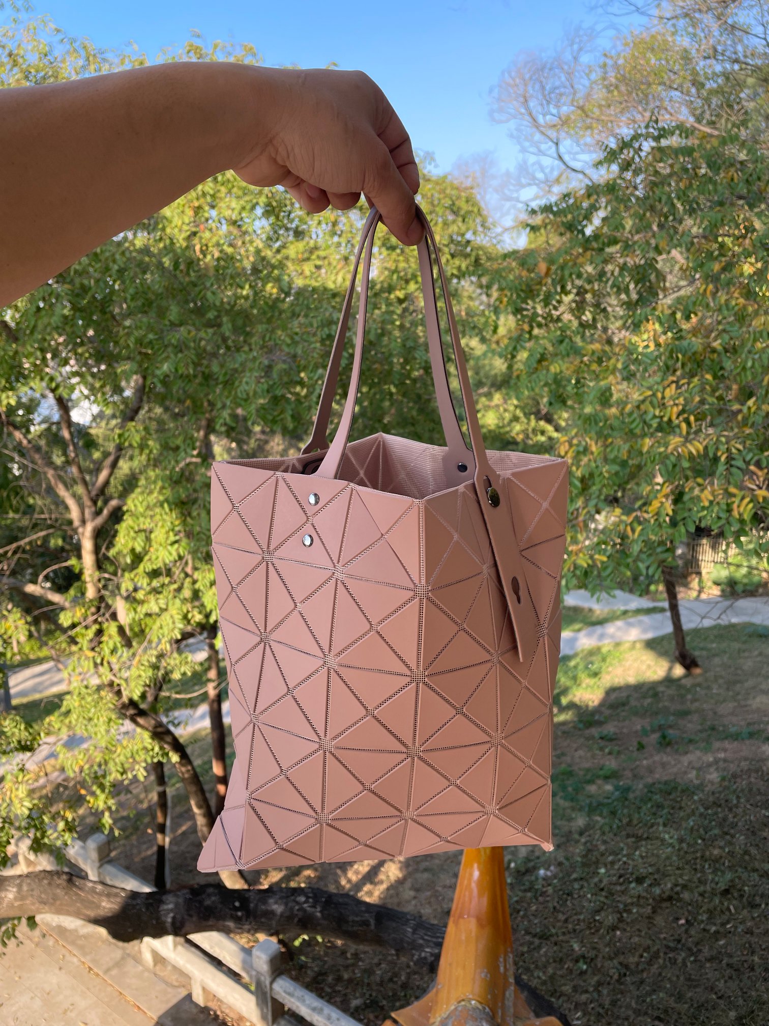 170 Miyake Life Pink October New Bottom Same x Grid Matte Polarization Effect Super Fantastic Mermaid Color Changing Effect. The u_voghion.com