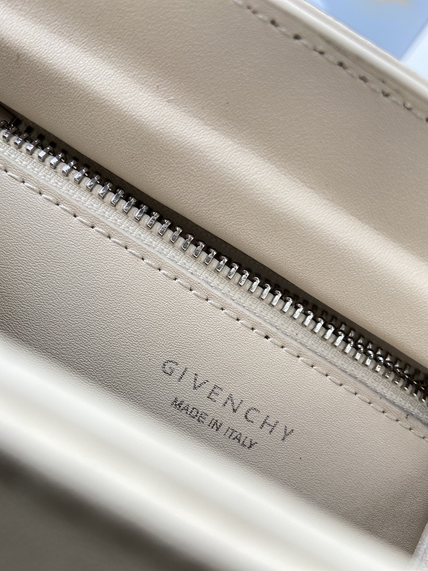 Givenchy纪梵希最新经典款Antignoa！造型满满的几何感很难让人不爱出圈炸街必备回头爆款！男女