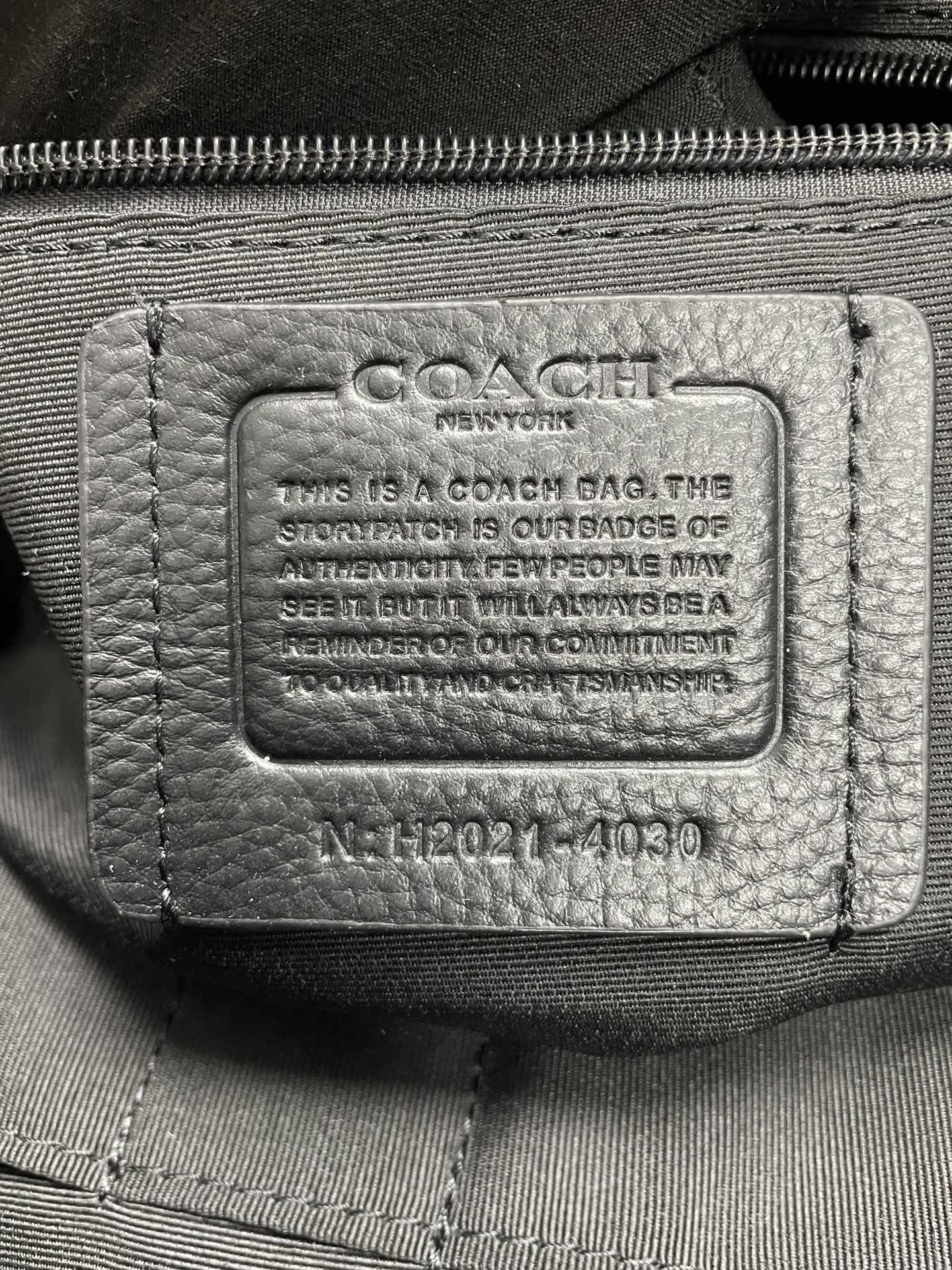 Coach coach/蔻驰男士双肩背包C4030史努比联名合作款 男女通勤款peanuts徽章老花c纹搭配鹅卵石纹头层牛皮休闲背包/旅行包 的卡通形象 重现童年印象 多拉链隔层 内里袋可单独装ipad 可放下笔记本电脑 物件可轻松归类装放 背部采用了透气棉设计 潮男专属配色 出游旅行百搭实用 超大容量 潮男必选