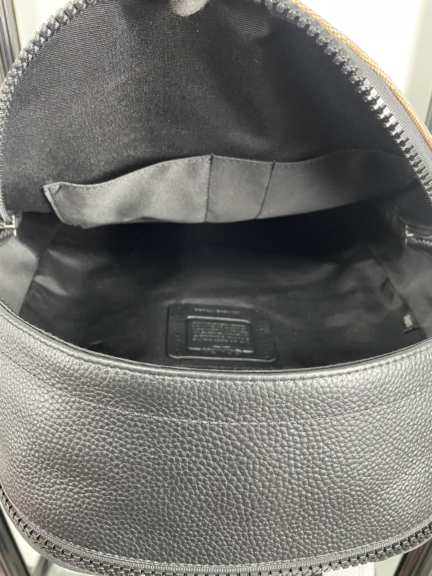 Coach coach/蔻驰男士双肩背包C4030史努比联名合作款 男女通勤款peanuts徽章老花c纹搭配鹅卵石纹头层牛皮休闲背包/旅行包 的卡通形象 重现童年印象 多拉链隔层 内里袋可单独装ipad 可放下笔记本电脑 物件可轻松归类装放 背部采用了透气棉设计 潮男专属配色 出游旅行百搭实用 超大容量 潮男必选