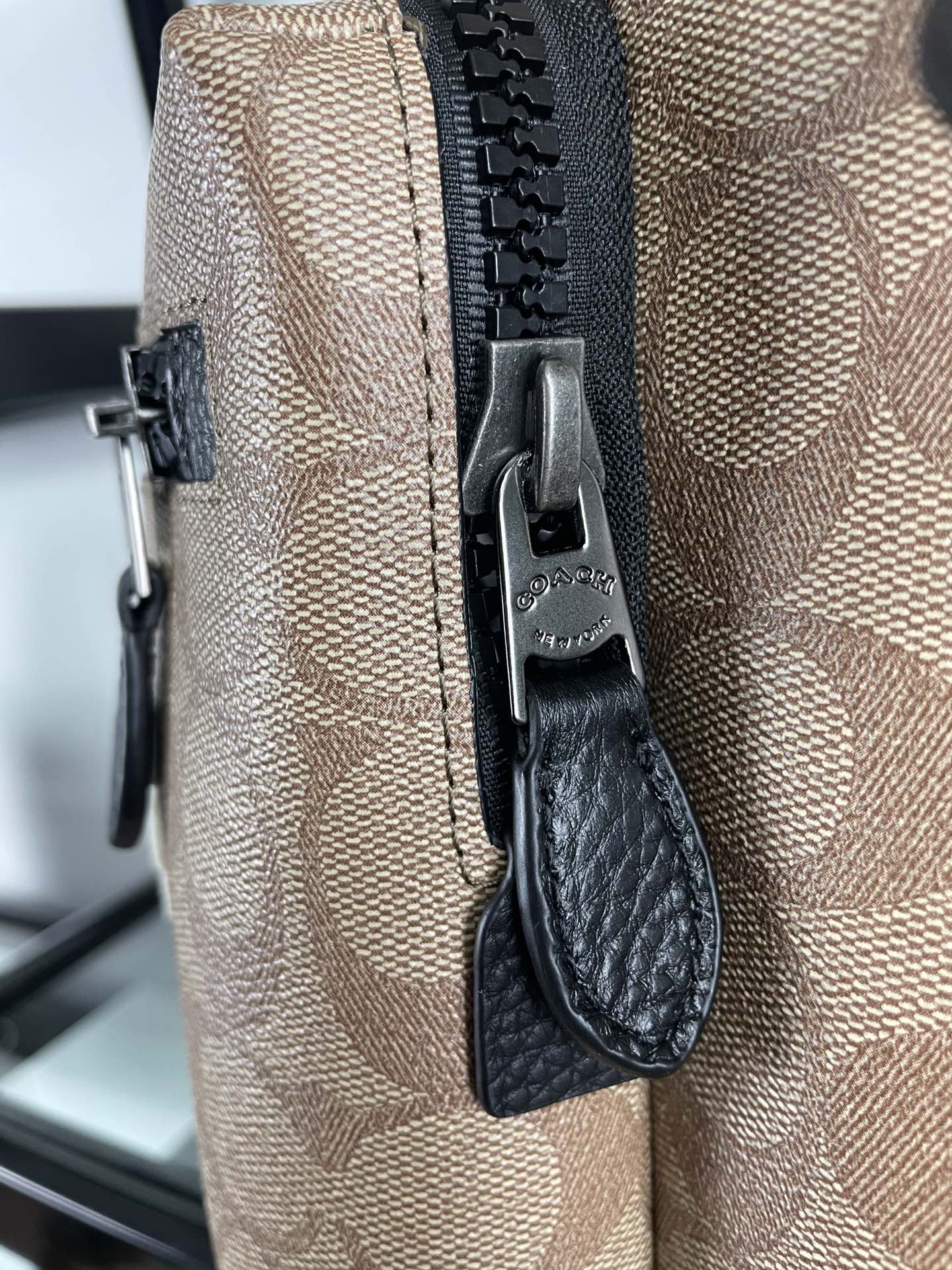 Coach coach/蔻驰男士双肩背包C4030史努比联名合作款 男女通勤款peanuts徽章老花c纹搭配鹅卵石纹头层牛皮休闲背包/旅行包 的卡通形象 重现童年印象 多拉链隔层 内里袋可单独装ipad 可放下笔记本电脑 物件可轻松归类装放 背部采用了透气棉设计 潮男专属配色 出游旅行百搭实用 超大容量 潮男必选
