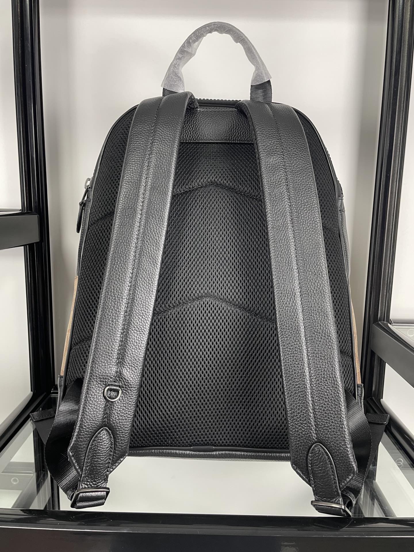 Coach coach/蔻驰男士双肩背包C4030史努比联名合作款 男女通勤款peanuts徽章老花c纹搭配鹅卵石纹头层牛皮休闲背包/旅行包 的卡通形象 重现童年印象 多拉链隔层 内里袋可单独装ipad 可放下笔记本电脑 物件可轻松归类装放 背部采用了透气棉设计 潮男专属配色 出游旅行百搭实用 超大容量 潮男必选