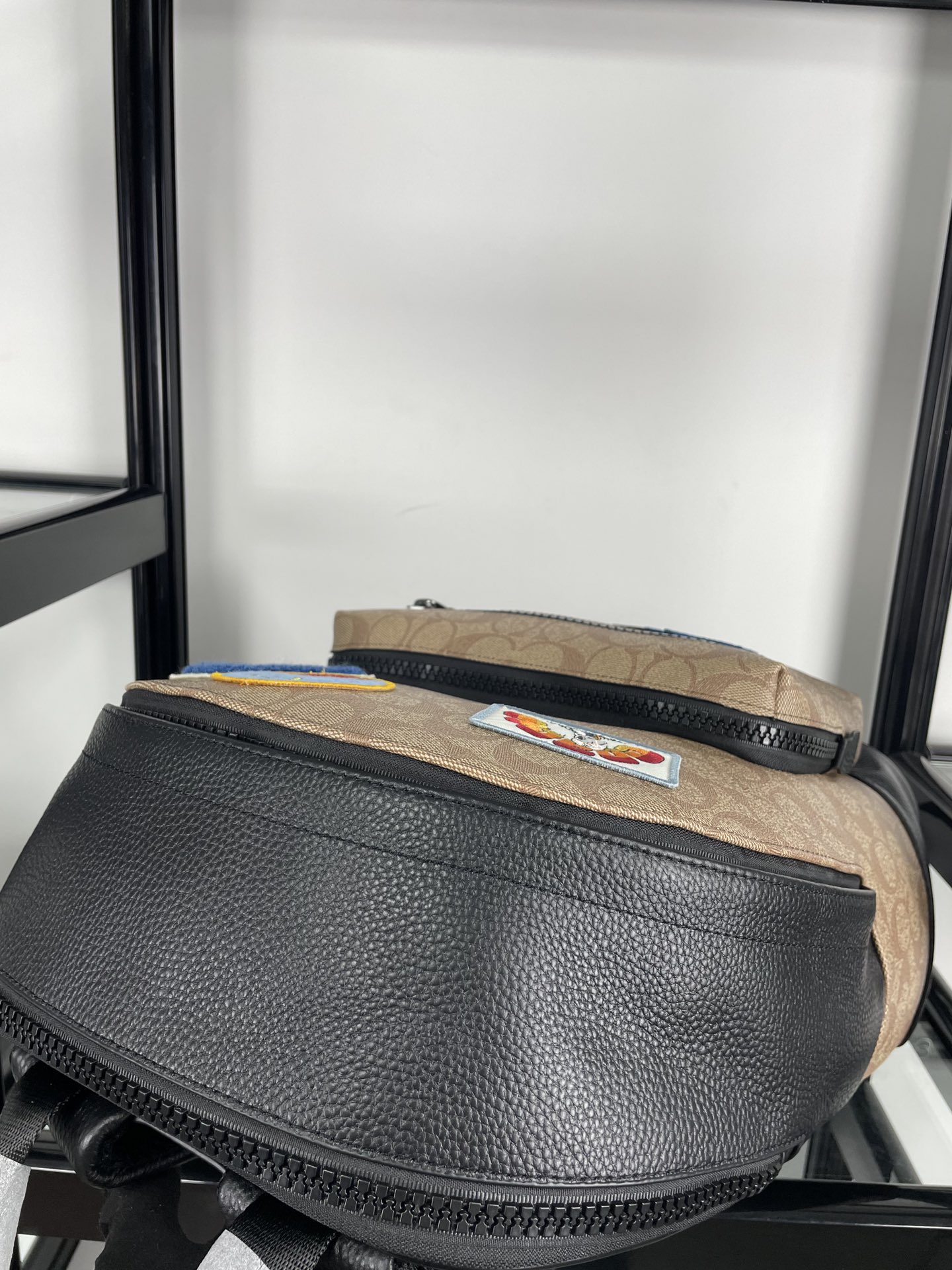 Coach coach/蔻驰男士双肩背包C4030史努比联名合作款 男女通勤款peanuts徽章老花c纹搭配鹅卵石纹头层牛皮休闲背包/旅行包 的卡通形象 重现童年印象 多拉链隔层 内里袋可单独装ipad 可放下笔记本电脑 物件可轻松归类装放 背部采用了透气棉设计 潮男专属配色 出游旅行百搭实用 超大容量 潮男必选