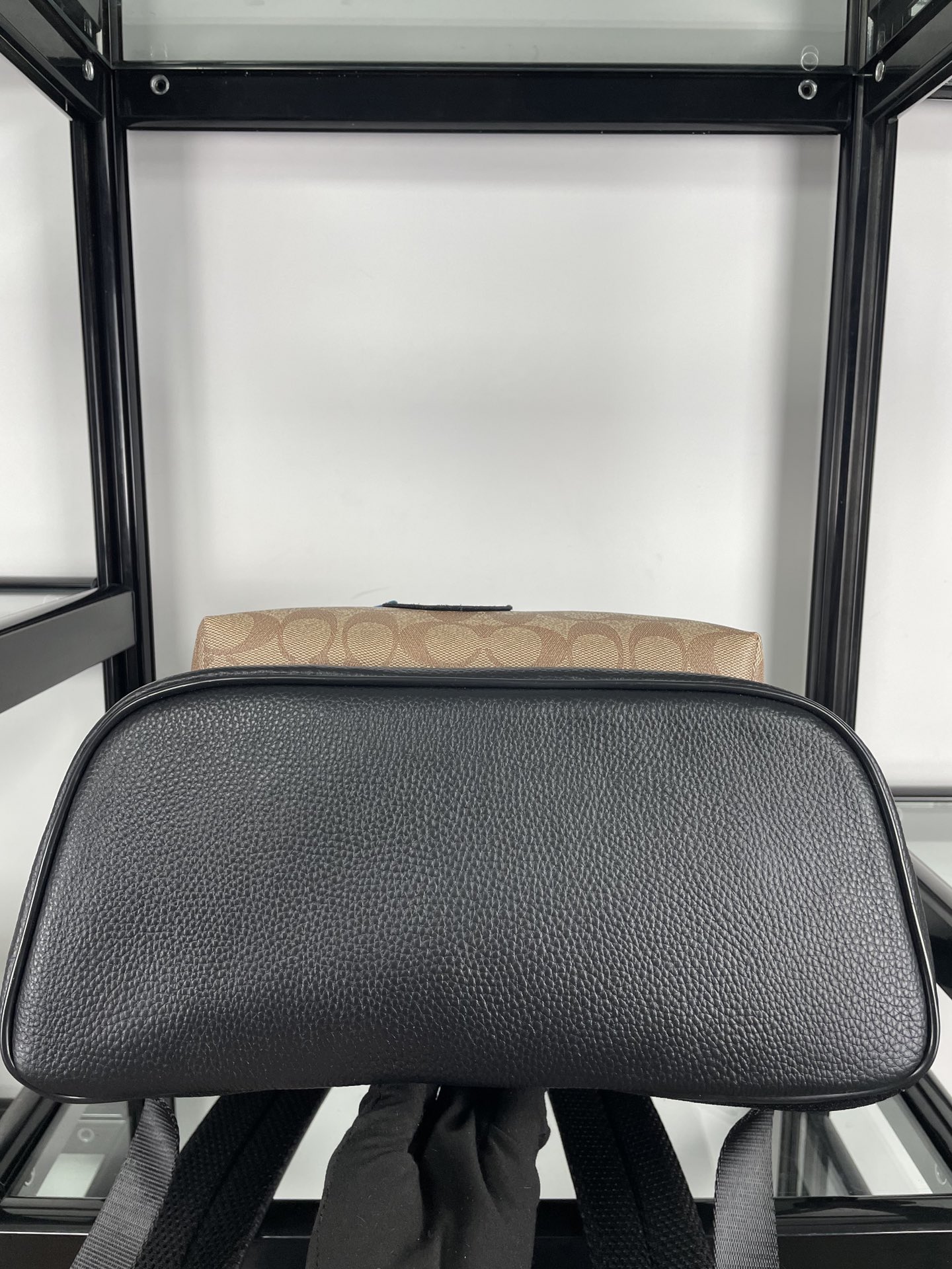Coach coach/蔻驰男士双肩背包C4030史努比联名合作款 男女通勤款peanuts徽章老花c纹搭配鹅卵石纹头层牛皮休闲背包/旅行包 的卡通形象 重现童年印象 多拉链隔层 内里袋可单独装ipad 可放下笔记本电脑 物件可轻松归类装放 背部采用了透气棉设计 潮男专属配色 出游旅行百搭实用 超大容量 潮男必选