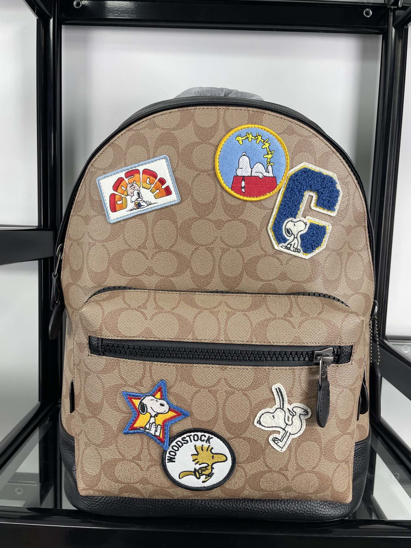 Coach coach/蔻驰男士双肩背包C4030史努比联名合作款 男女通勤款peanuts徽章老花c纹搭配鹅卵石纹头层牛皮休闲背包/旅行包 的卡通形象 重现童年印象 多拉链隔层 内里袋可单独装ipad 可放下笔记本电脑 物件可轻松归类装放 背部采用了透气棉设计 潮男专属配色 出游旅行百搭实用 超大容量 潮男必选