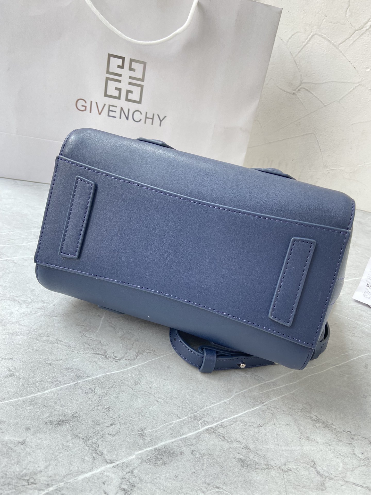 Givenchy纪梵希最新经典款Antignoa！造型满满的几何感很难让人不爱出圈炸街必备回头爆款！男女