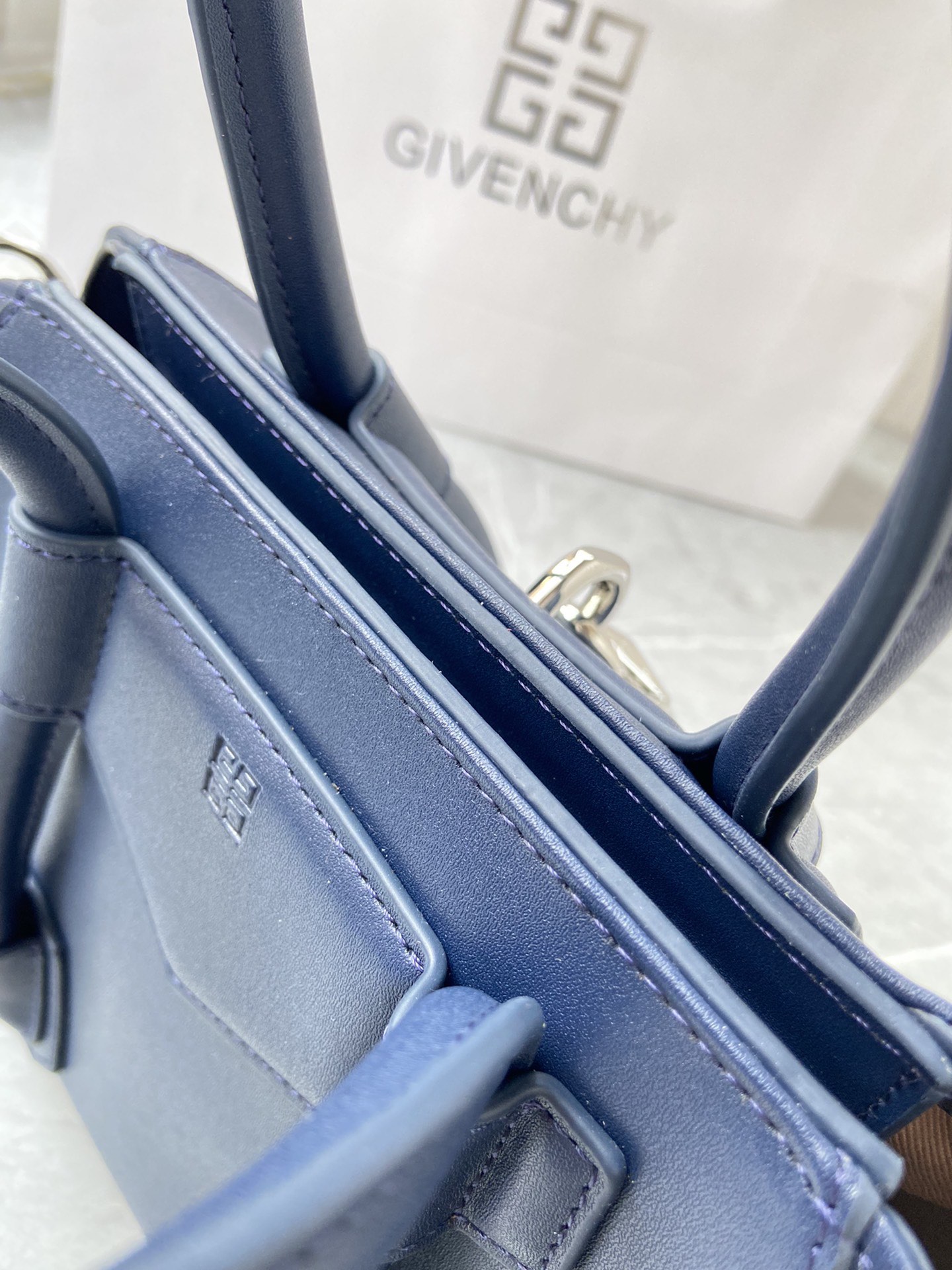 Givenchy纪梵希最新经典款Antignoa！造型满满的几何感很难让人不爱出圈炸街必备回头爆款！男女