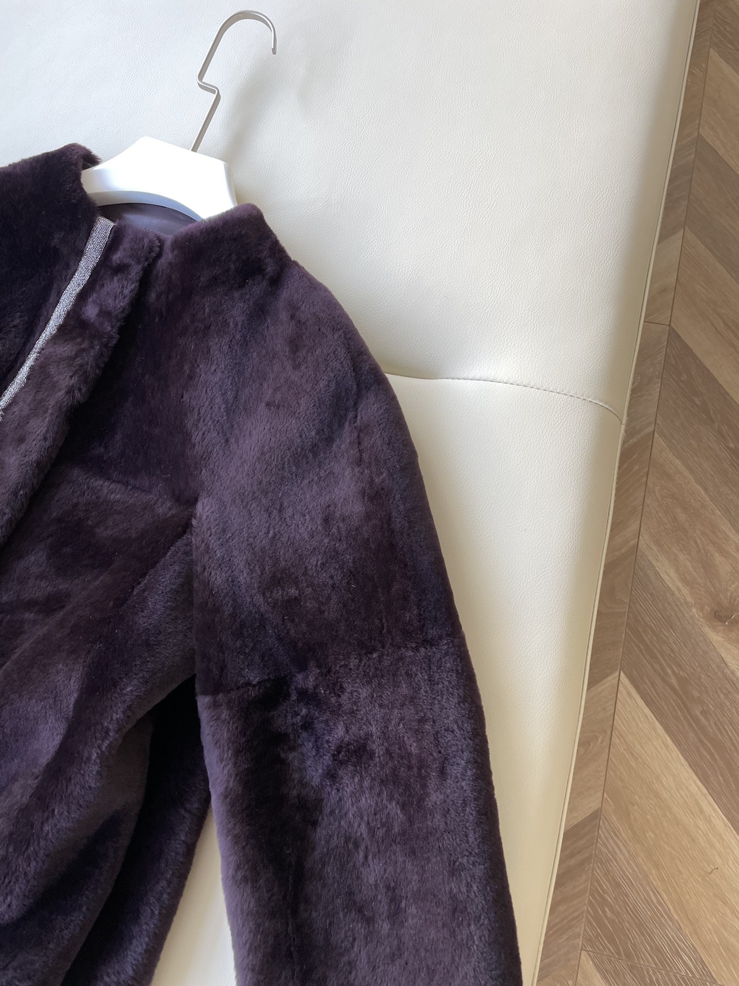 P8717 Wool Dust-Proof Bag with Cleavage Detail, Violet Color, and Imported Fur. - 图片 3