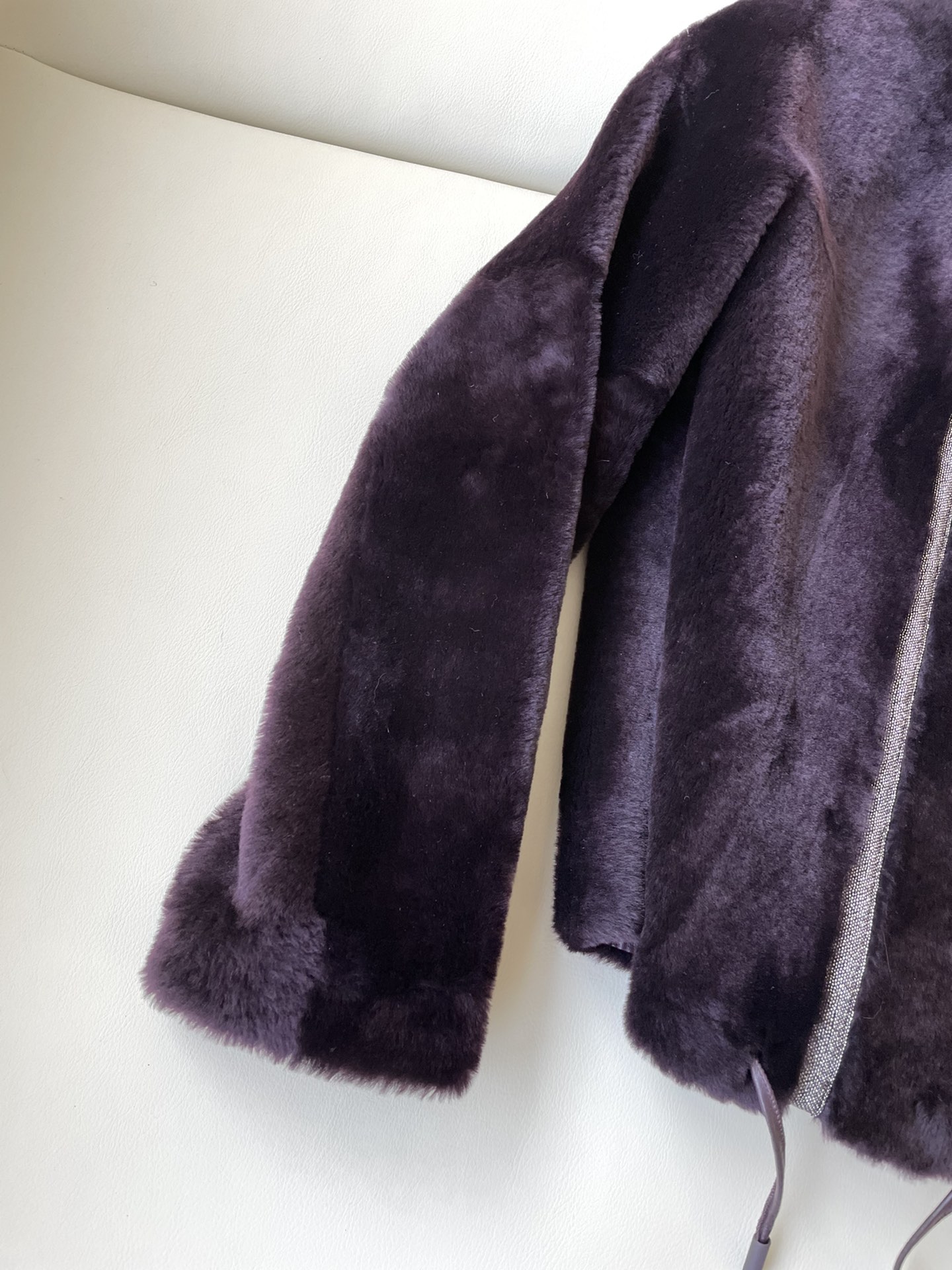 P8717 Wool Dust-Proof Bag with Cleavage Detail, Violet Color, and Imported Fur. - 图片 5