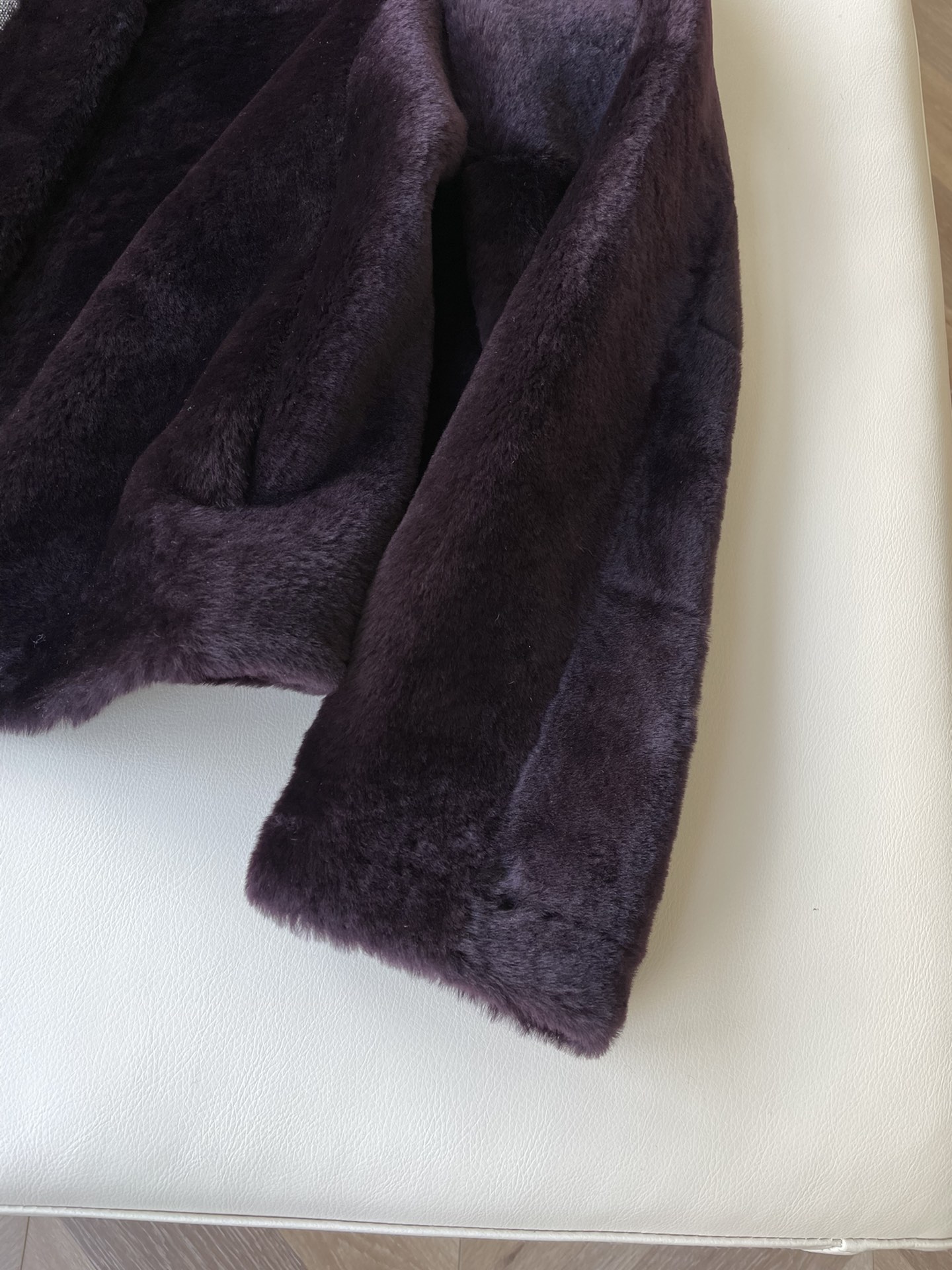 P8717 Wool Dust-Proof Bag with Cleavage Detail, Violet Color, and Imported Fur. - 图片 4