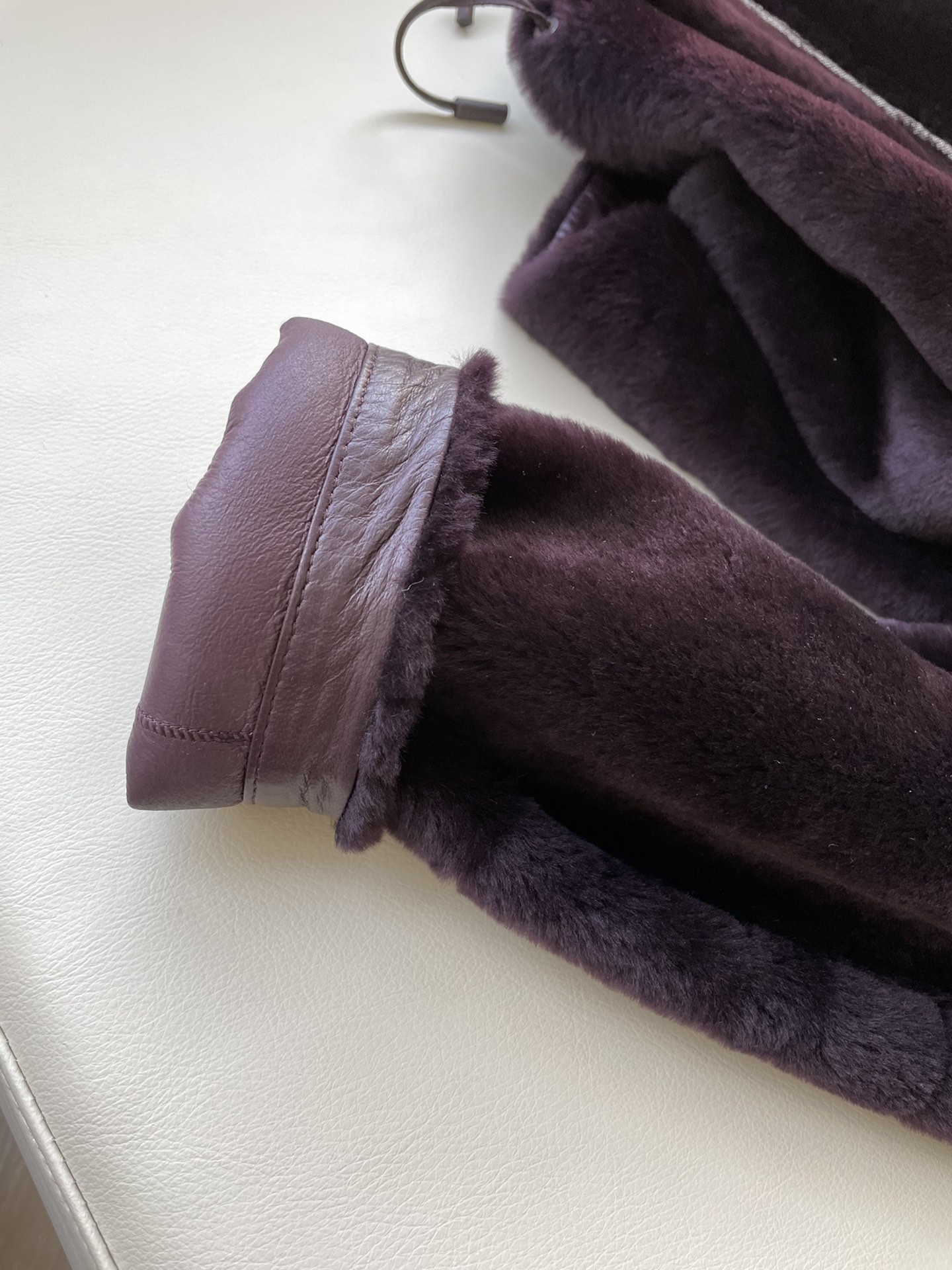 P8717 Wool Dust-Proof Bag with Cleavage Detail, Violet Color, and Imported Fur. - 图片 7