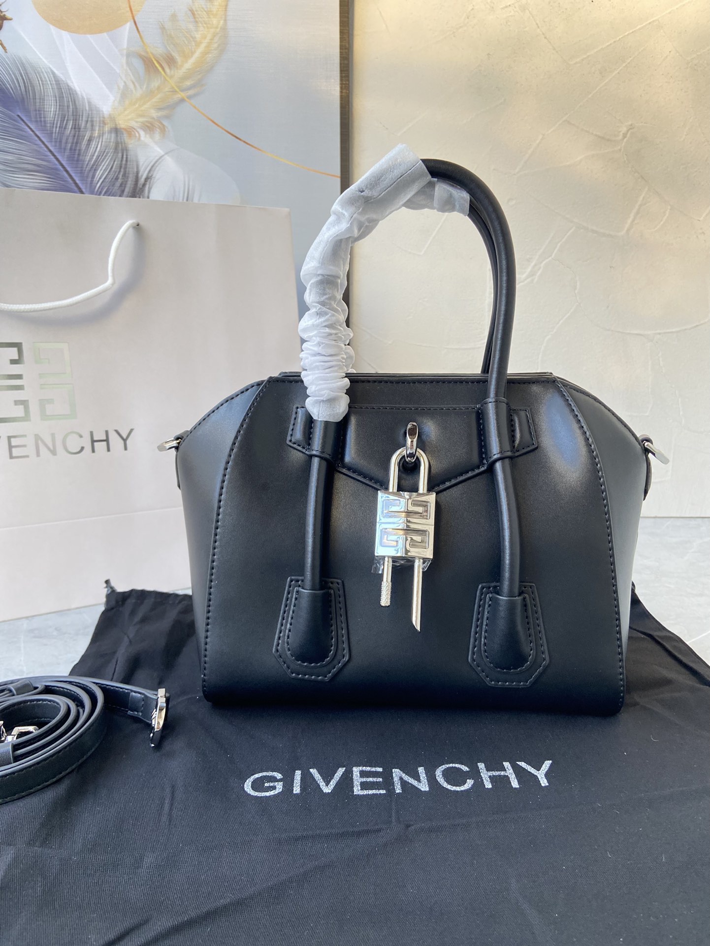 Givenchy纪梵希最新经典款Antignoa！造型满满的几何感很难让人不爱出圈炸街必备回头爆款！男女