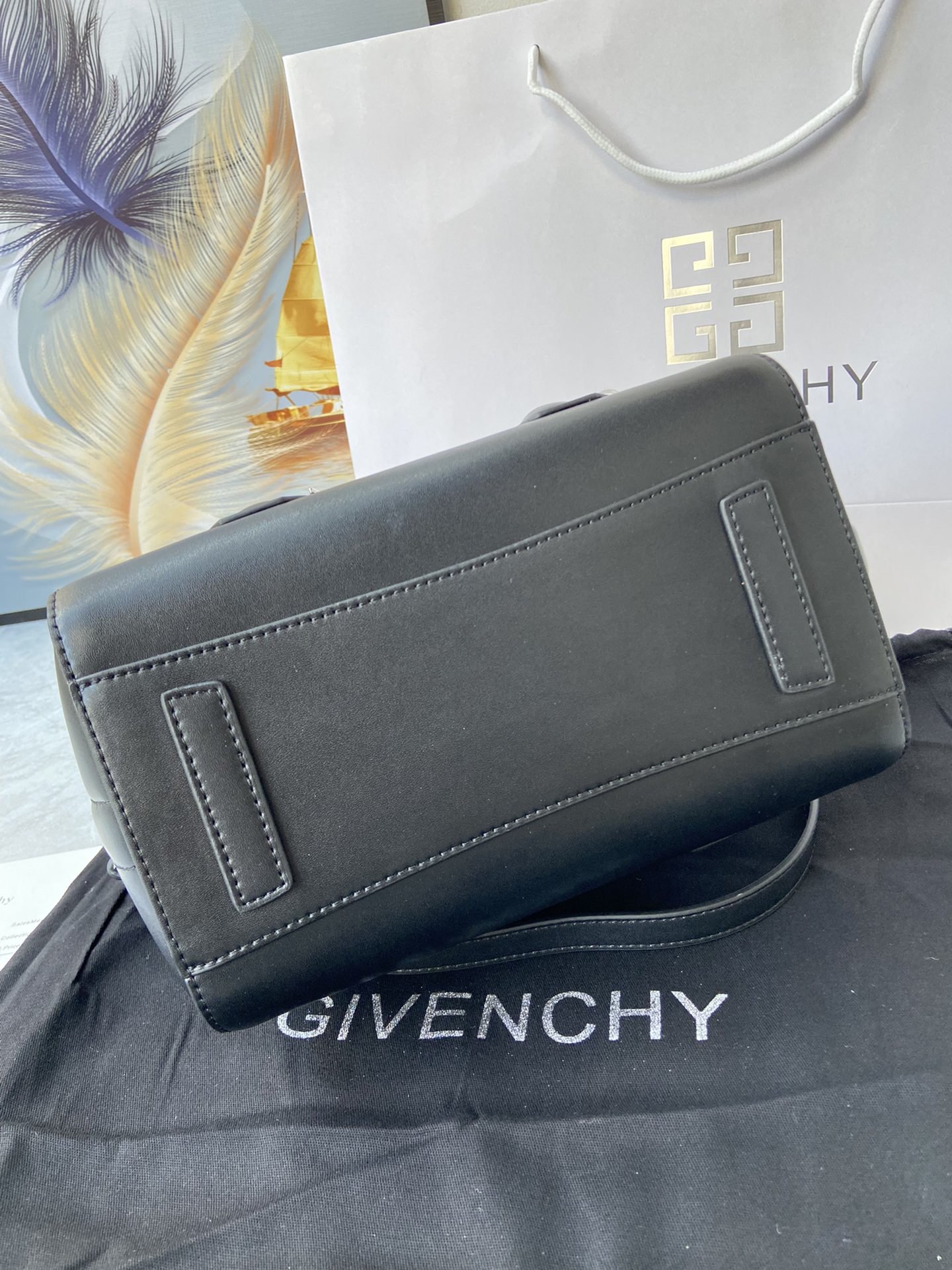 Givenchy纪梵希最新经典款Antignoa！造型满满的几何感很难让人不爱出圈炸街必备回头爆款！男女