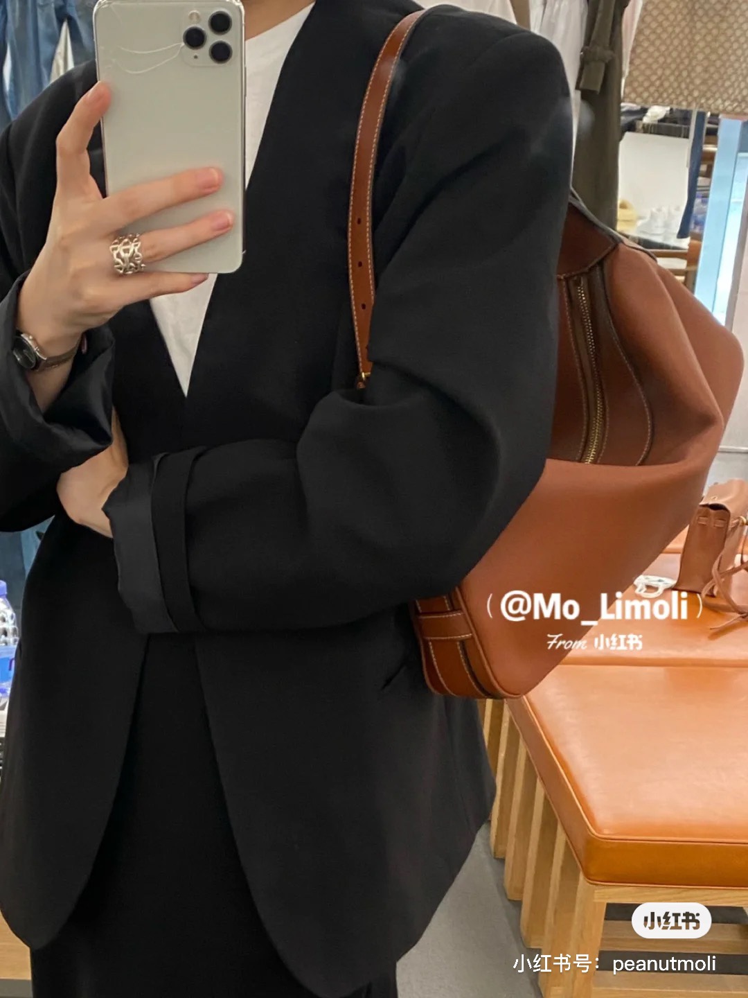 NO:389124,CELINE ROMY is a minimalist and extremely unique item!  The capacity is huge and the temperament is also very old celine, celine, celine, celine19860909CELINE ROMY 极简风满满、绝绝子单品！ 容量也巨大、气质也很old celine,赛琳celine,celine,celine,Bag