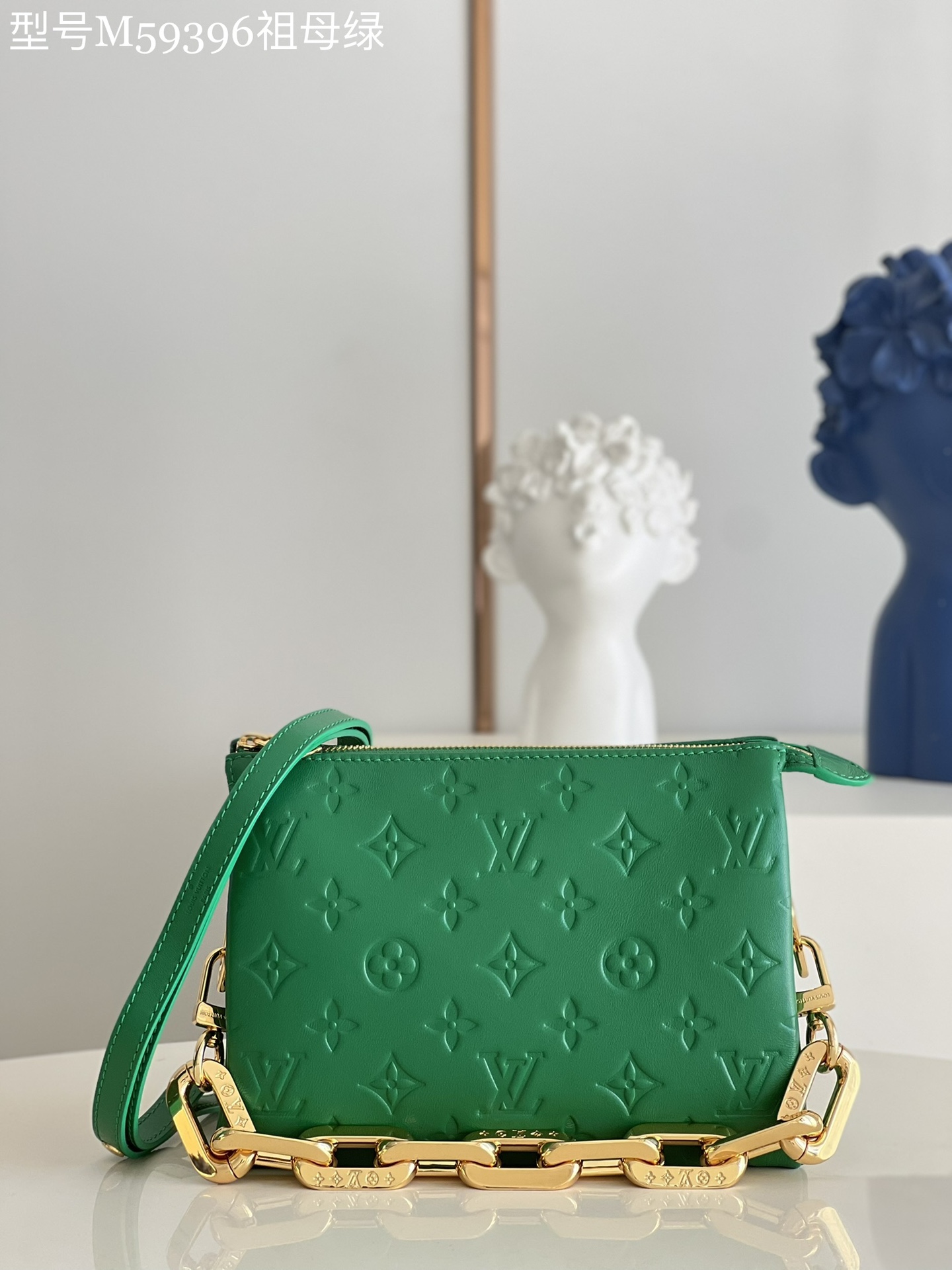 NO:398208,【Exclusive real photo M59396 emerald】M59389 This Coussin BB handbag is made of Monogram embossed fluffy sheepskin leather, which is comfortable to carry with soft texture. It is paired with slender leather shoulder straps and removable rough short chains embellished with resin, which can be easily switched on day and night occasions. Detailed features 21 x 16 x 7 cm (length x height x width) j.,LV [original leather],louis vuitton,sheepskin19860909【独家实拍M59396祖母绿】M59389 本款 Coussin BB 手袋取材 Monogram 压纹蓬松羊皮革,以柔软质地成就舒适背携,搭配纤细皮革肩带和点缀树脂的可拆卸粗犷短链,昼夜场合轻松切换. 详细特征21 x 16 x 7 厘米 (长度 x 高 x 宽) j.,LV【原厂皮】,louis vuitton,sheepskin,Bag