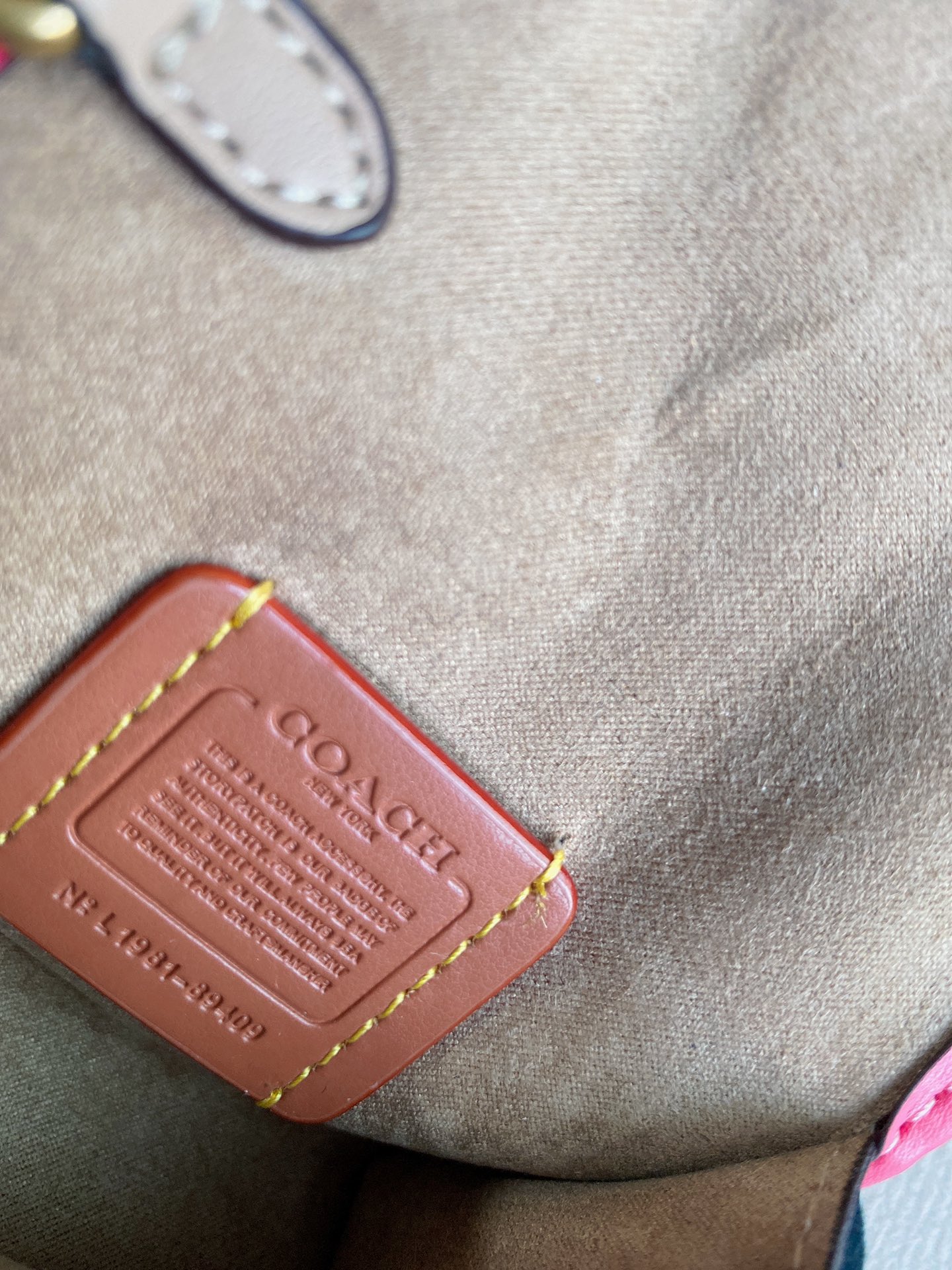 Coach ～ Coach蔻驰 拼色 标志PARKER包挂饰 钥匙扣 89409标志涂层帆布PARKER手袋挂件