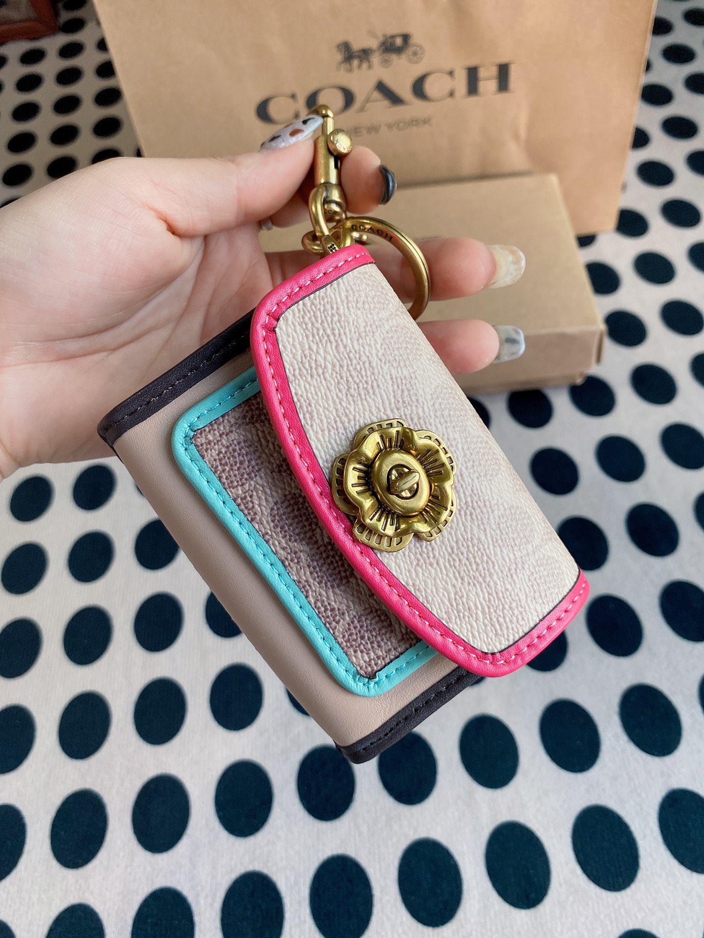 Coach ～ Coach蔻驰 拼色 标志PARKER包挂饰 钥匙扣 89409标志涂层帆布PARKER手袋挂件