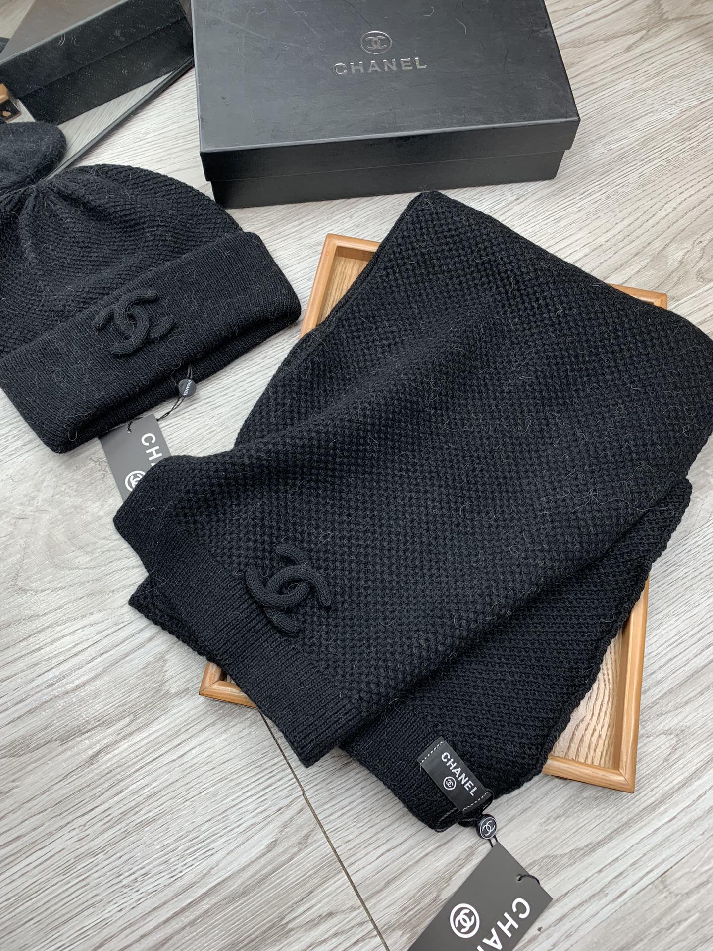 🌹。C家。【羊毛套装帽子】经典套装帽子！帽子➕围巾！70%羊毛➕30%兔毛。暖暖哒超级舒服～冬日小姐姐减