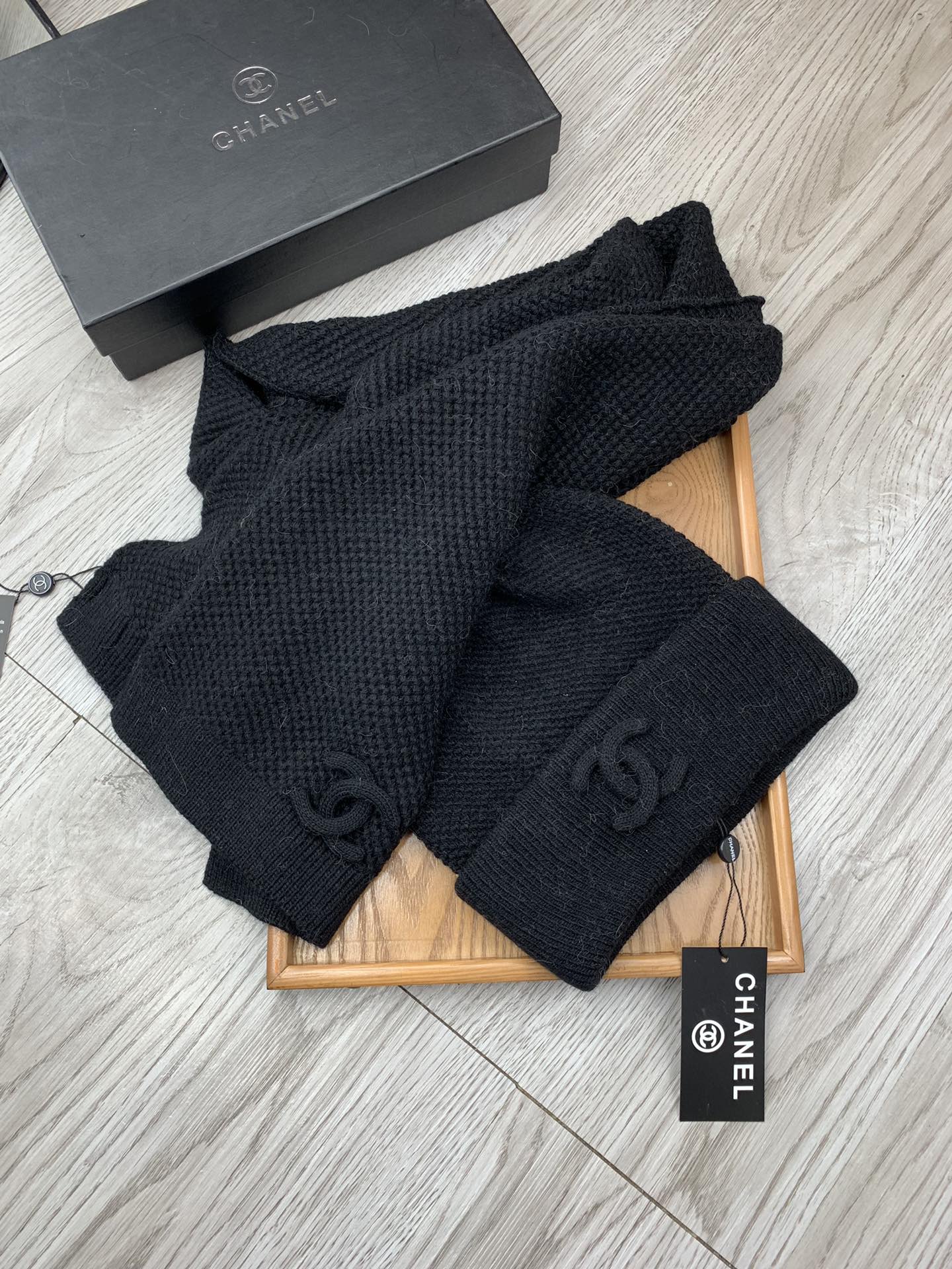 🌹。C家。【羊毛套装帽子】经典套装帽子！帽子➕围巾！70%羊毛➕30%兔毛。暖暖哒超级舒服～冬日小姐姐减