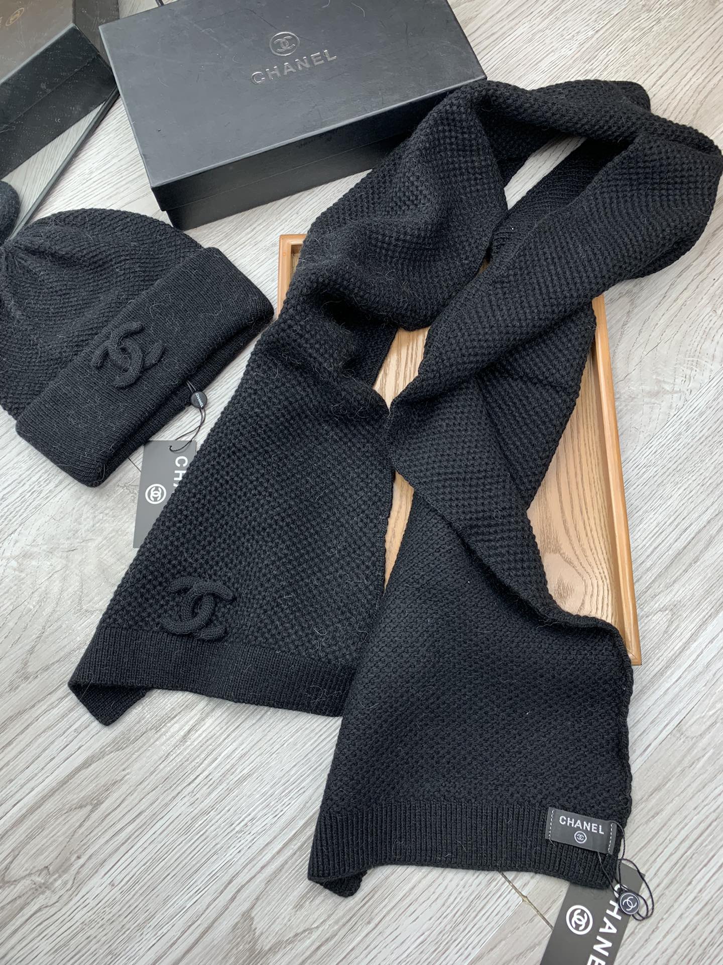 🌹。C家。【羊毛套装帽子】经典套装帽子！帽子➕围巾！70%羊毛➕30%兔毛。暖暖哒超级舒服～冬日小姐姐减