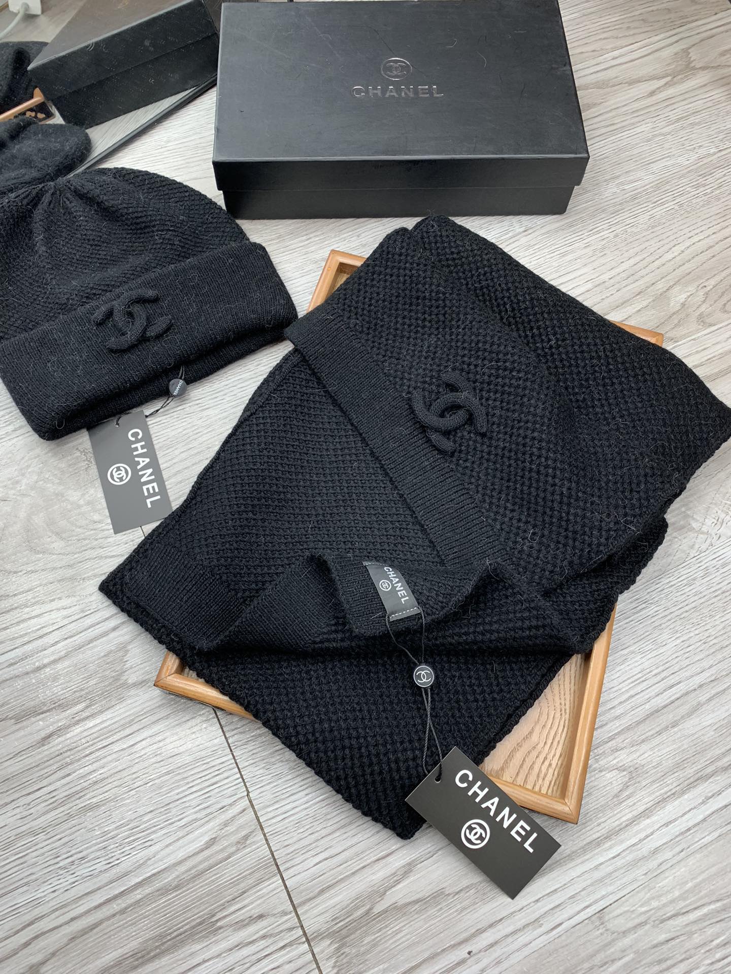 🌹。C家。【羊毛套装帽子】经典套装帽子！帽子➕围巾！70%羊毛➕30%兔毛。暖暖哒超级舒服～冬日小姐姐减