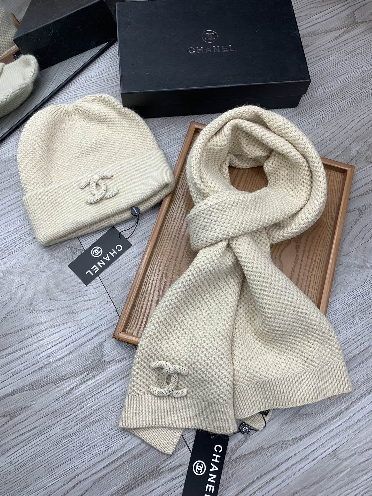 🌹。C家。【羊毛套装帽子】经典套装帽子！帽子➕围巾！70%羊毛➕30%兔毛。暖暖哒超级舒服～冬日小姐姐减