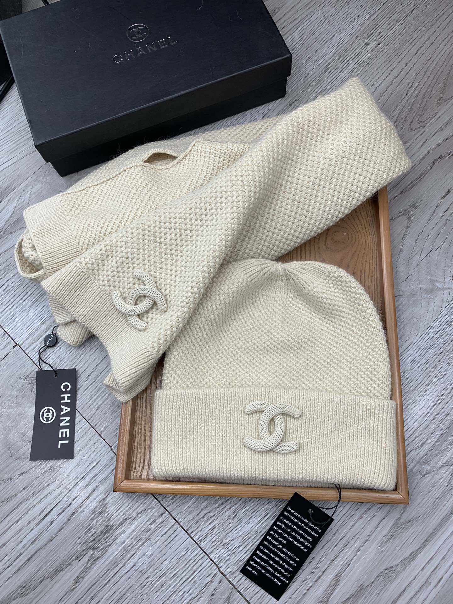 🌹。C家。【羊毛套装帽子】经典套装帽子！帽子➕围巾！70%羊毛➕30%兔毛。暖暖哒超级舒服～冬日小姐姐减