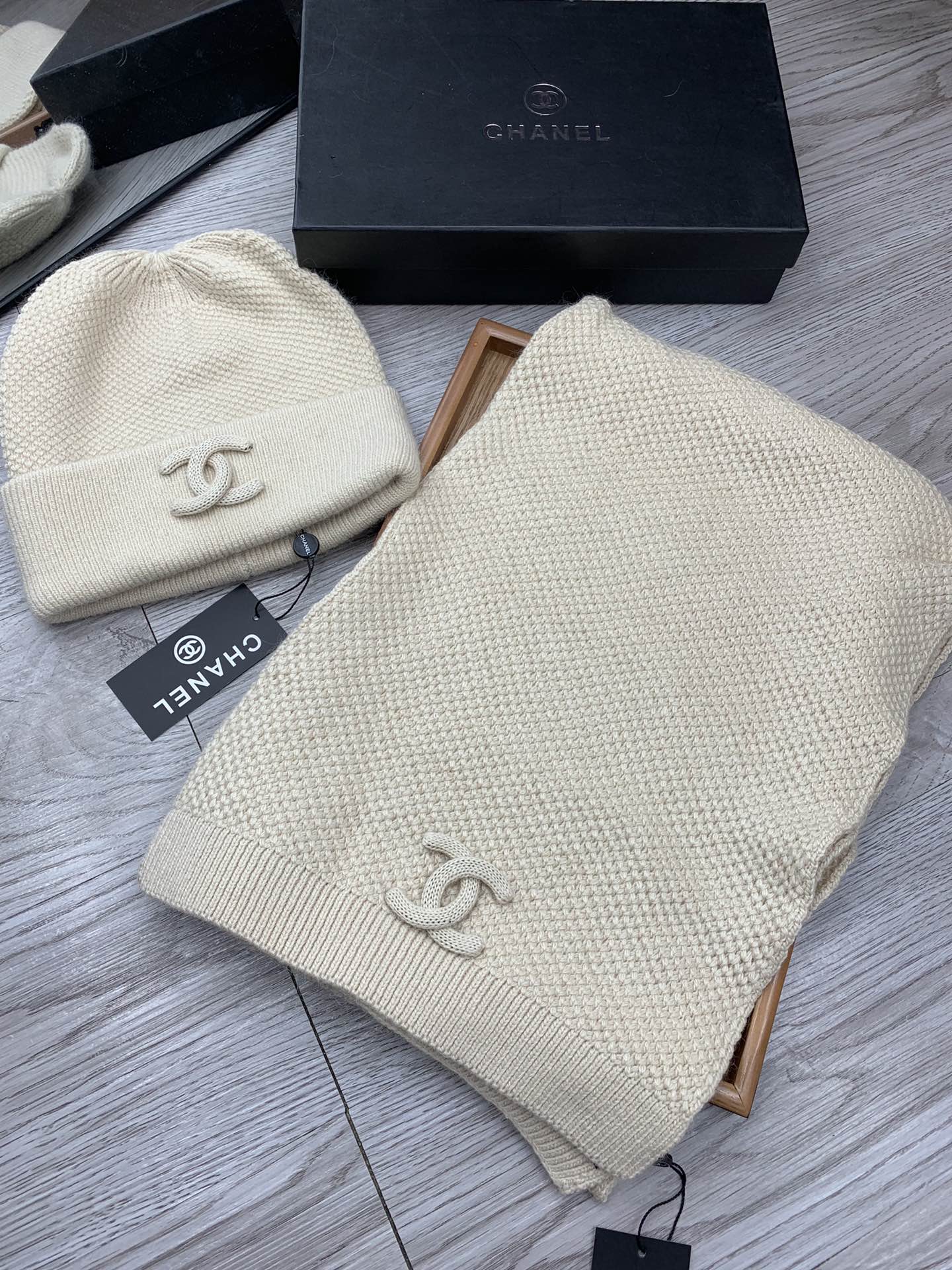 🌹。C家。【羊毛套装帽子】经典套装帽子！帽子➕围巾！70%羊毛➕30%兔毛。暖暖哒超级舒服～冬日小姐姐减