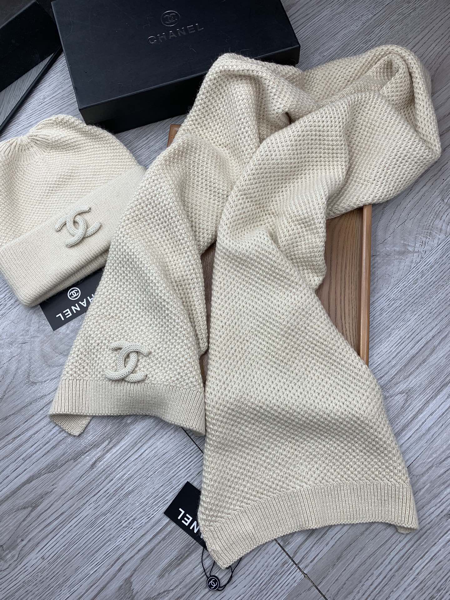 🌹。C家。【羊毛套装帽子】经典套装帽子！帽子➕围巾！70%羊毛➕30%兔毛。暖暖哒超级舒服～冬日小姐姐减